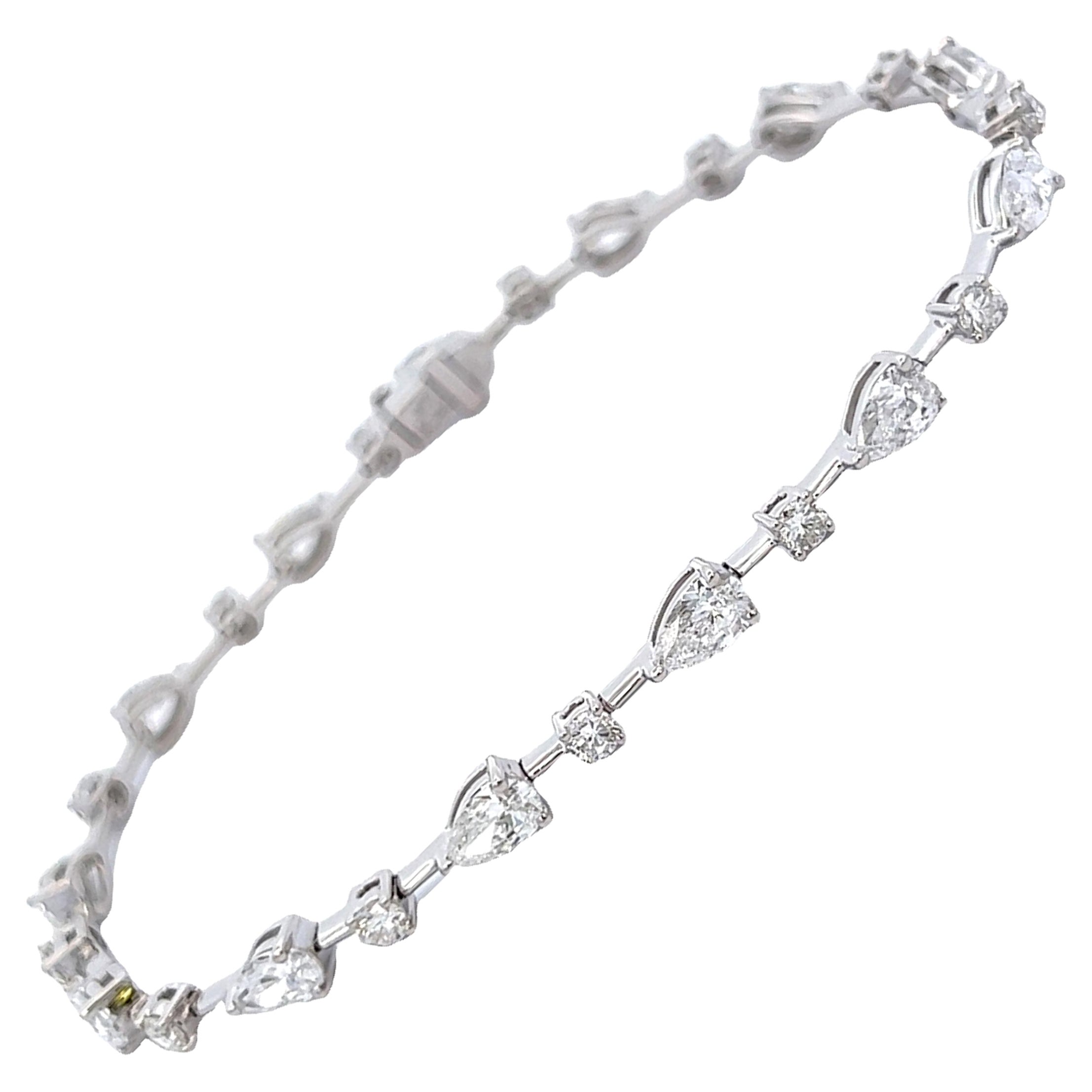 Alexander Beverly Hills Pulsera de diamantes redondos y pera de 4,97 ct y oro blanco de 18k en venta