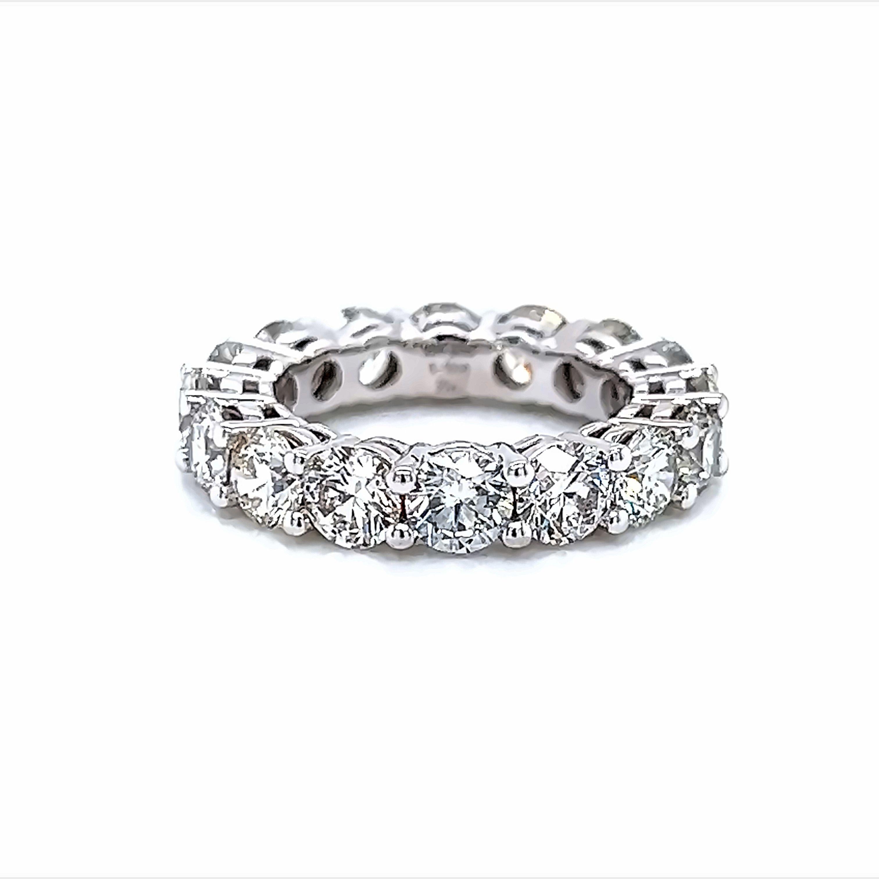 Anillo de eternidad de diamantes atemporal. Por Alexander Beverly Hills.
16 diamantes brillantes redondos, 5,01 quilates. Color aproximado G/H y claridad VS. Engastada en oro blanco de 18 quilates, 4,74 gramos, talla 4,5.
Acompañada de una tasación