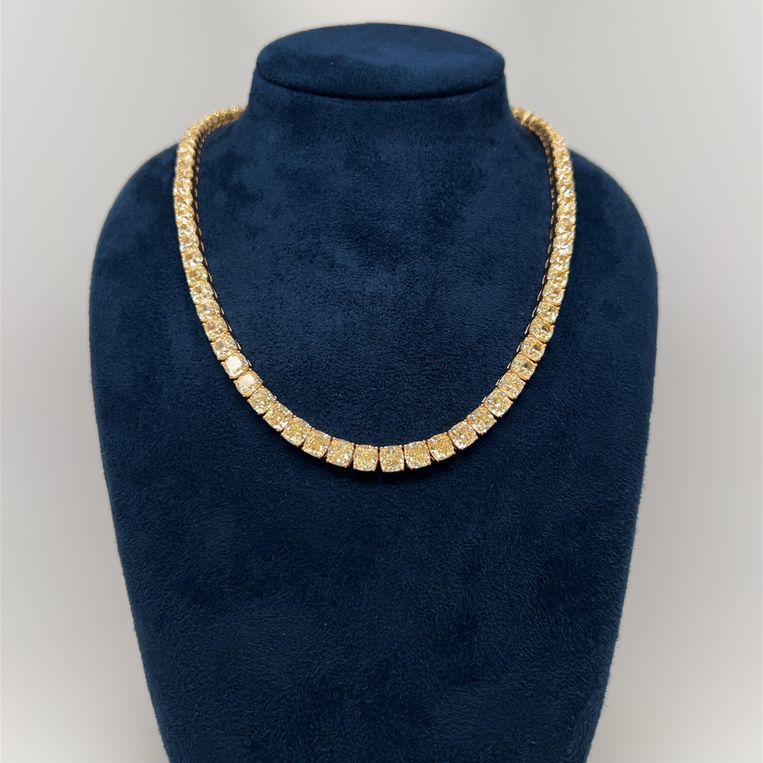 Bellissima e classica collana tennis con diamante giallo a cuscino naturale. Alta gioielleria di Alexander Beverly Hills.
83 diamanti brillanti a cuscino, 50,65 carati. Colore giallo Fancy e purezza VS. Oro giallo 18 carati, 37,24 grammi,