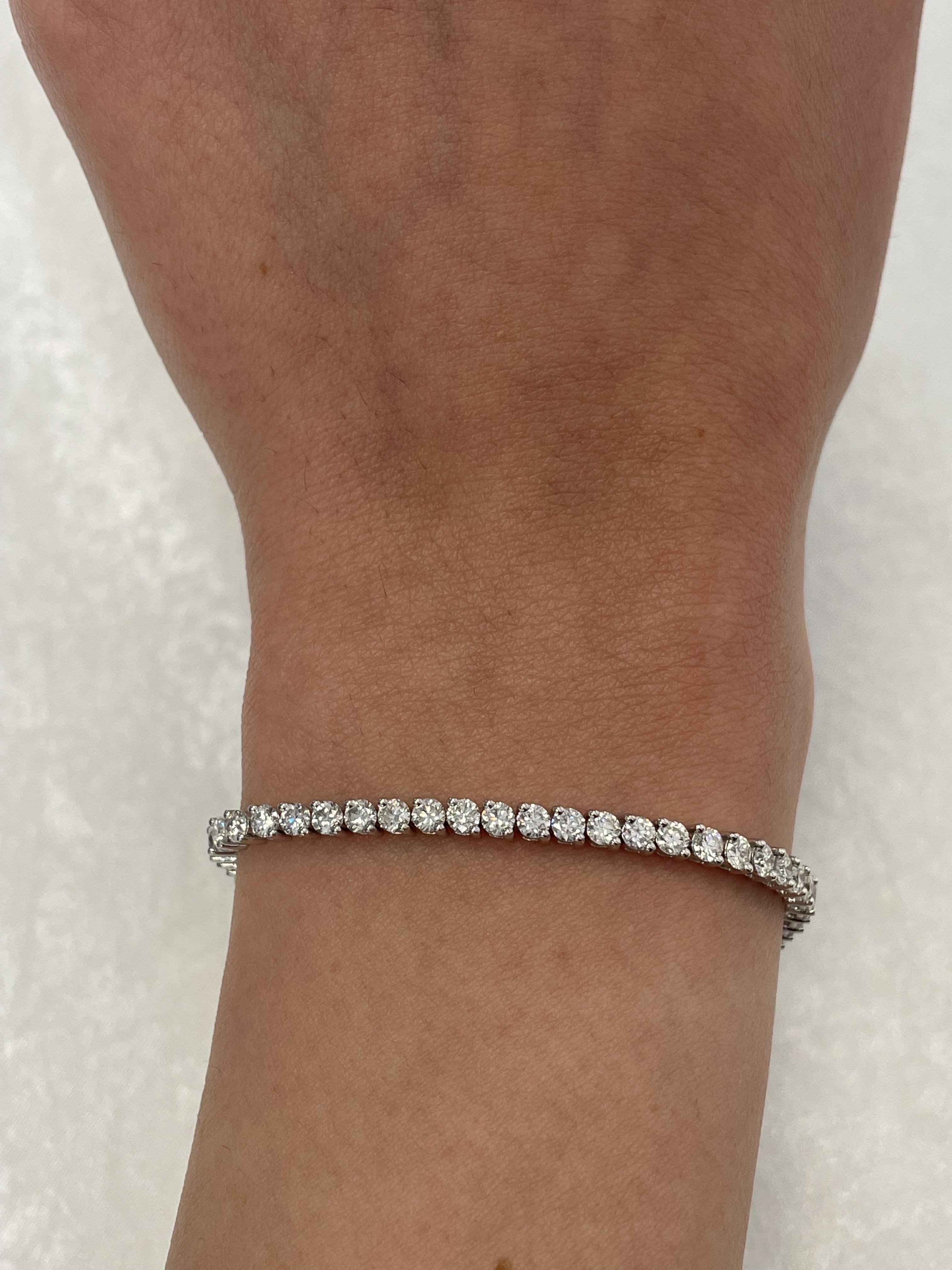 Exquisite and timeless 2-prong diamonds tennis bracelet, by Alexander Beverly Hills.
63 round brilliant diamonds, 5.15 carats total. Approximately D-F color and SI clarity. Two prong set in 18-karat white gold, 9.97 grams, 7 inches.
Accommodated