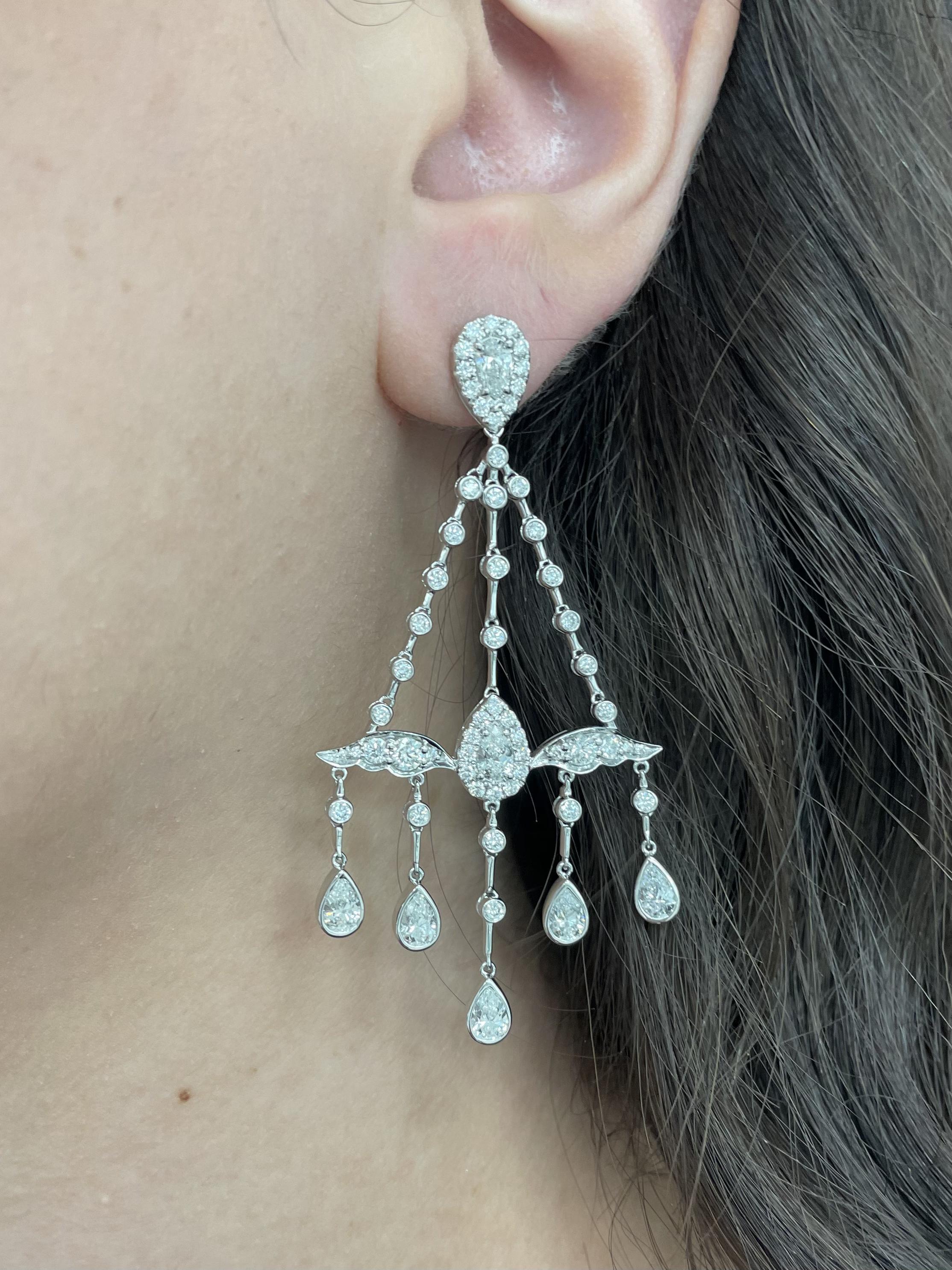 Boucles d'oreilles chandelier à motif d'ailes, absolument magnifiques, par Alexander Beverly Hills.
Poids total des diamants : 5,37 carats.
14 diamants en forme de poire, 3,28 carats. Couleur F/G et pureté VVS2-VS2. 108 diamants ronds, 2,09 carats.