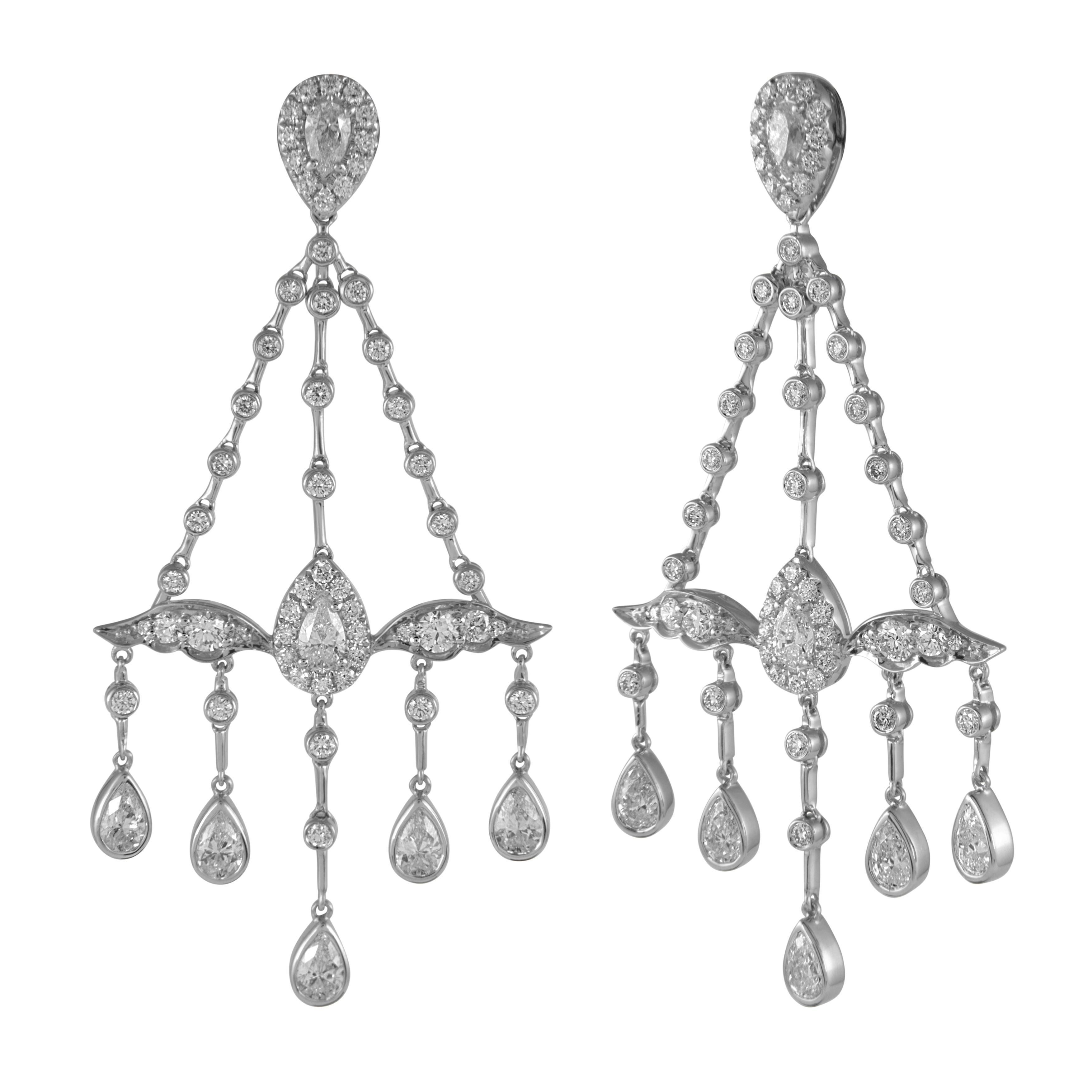 Contemporain Alexander Beverly Hills 5,37 carats  Boucles d'oreilles chandelier en diamant or blanc 18k en vente