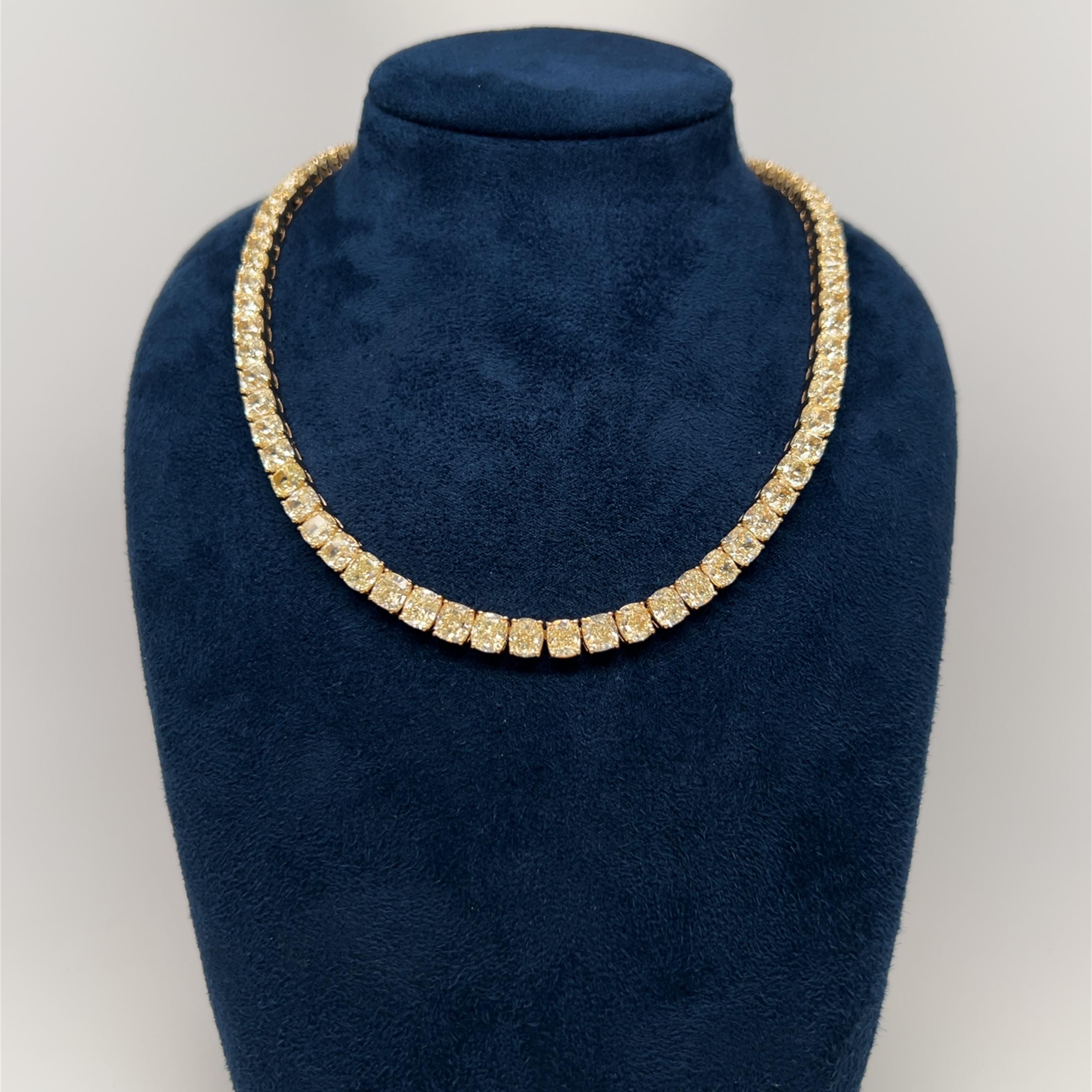 Magnifique et classique collier de tennis en diamant jaune coussin naturel. Haute joaillerie par Alexander Beverly Hills.
81 diamants coussins brillants, 53,99 carats. Couleur jaune fantaisie et pureté VS. Or jaune 18 carats, 47,68 grammes, serti