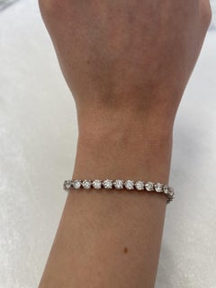 Alexander Beverly Hills: 18 Karat Weißgold Tennisarmband mit 5,42 Karat Diamanten und 3 Zacken