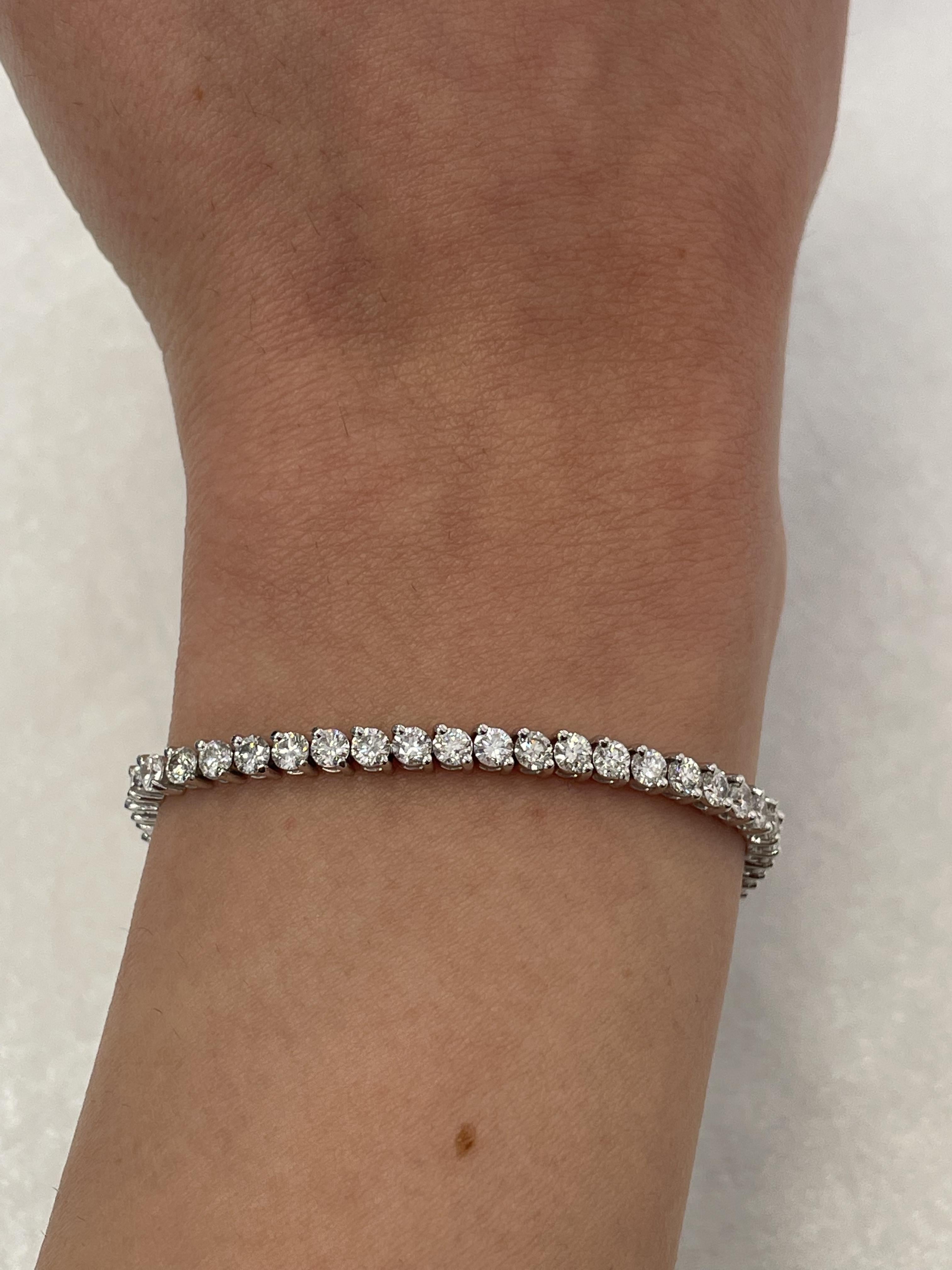 Exquis et intemporel bracelet de tennis en diamants à deux branches, par Alexander Beverly Hills.
59 diamants ronds de taille brillant, 5,52 carats au total. Couleur D-F et pureté SI. Serti à deux branches en or blanc 18 carats, 10,38 grammes, 7