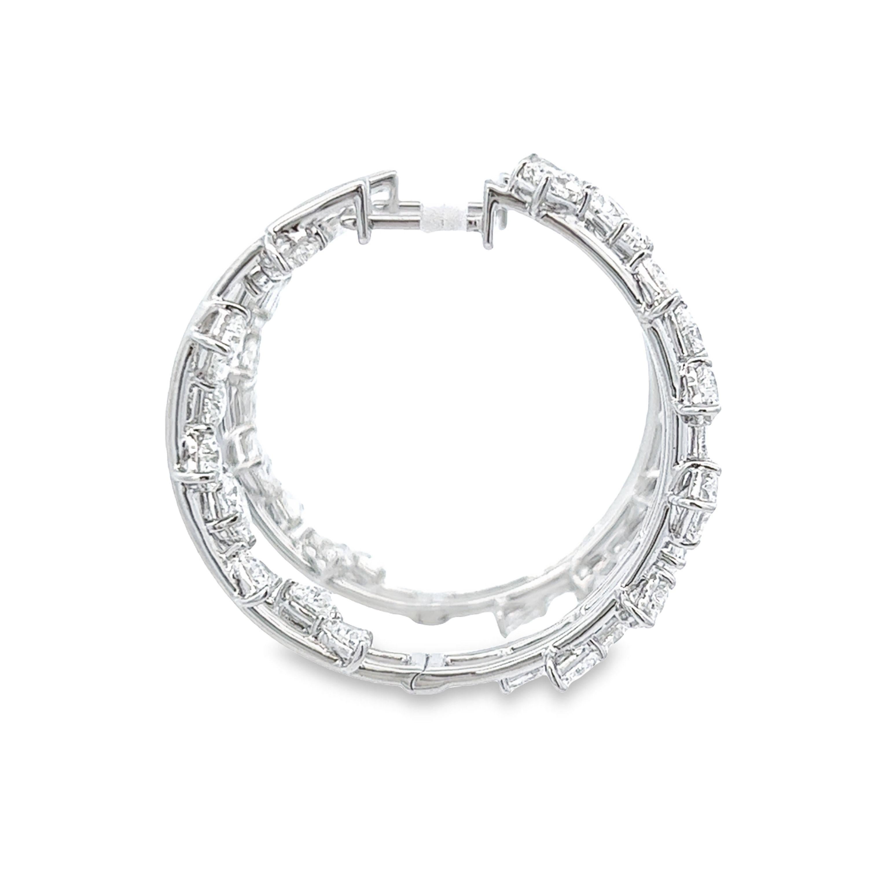 Superbes et uniques boucles d'oreilles doubles en diamants mixtes. Par Alexander Beverly Hills.
Poids total des diamants : 5,53 carats.
12 diamants rayonnants, 2,39 carats. Couleur approximative D/E et pureté VS1. 16 diamants en forme de cœur, 2,11