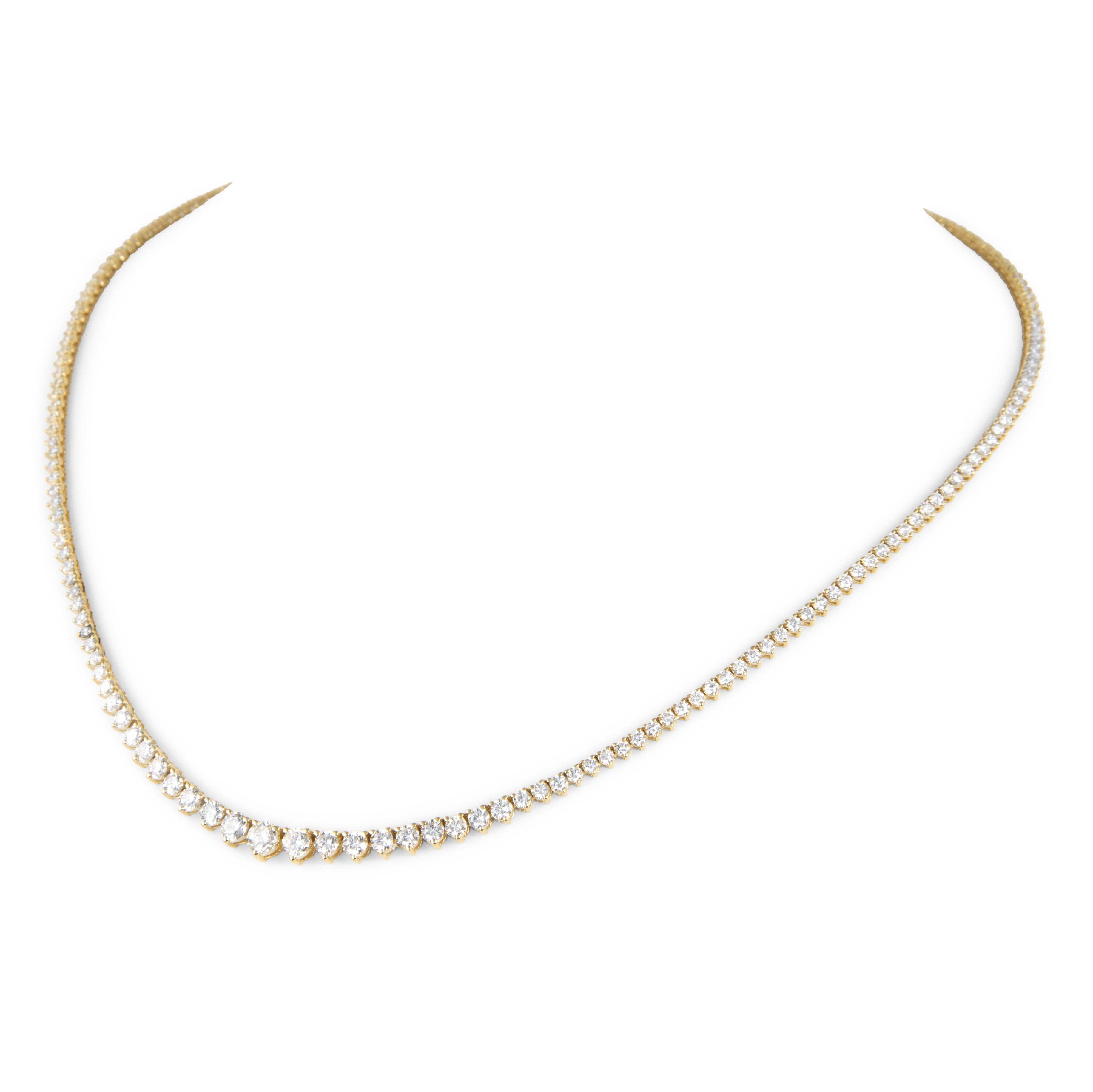 Bellissima e classica collana tennis riviera in oro giallo con diamanti naturali, firmata Alexander Beverly Hills.
5.82 carrelli di diamanti in totale.
Diamante rotondo brillante centrale, 0,27 carati. 12 diamanti tondi brillanti, 1,22 carati. 172