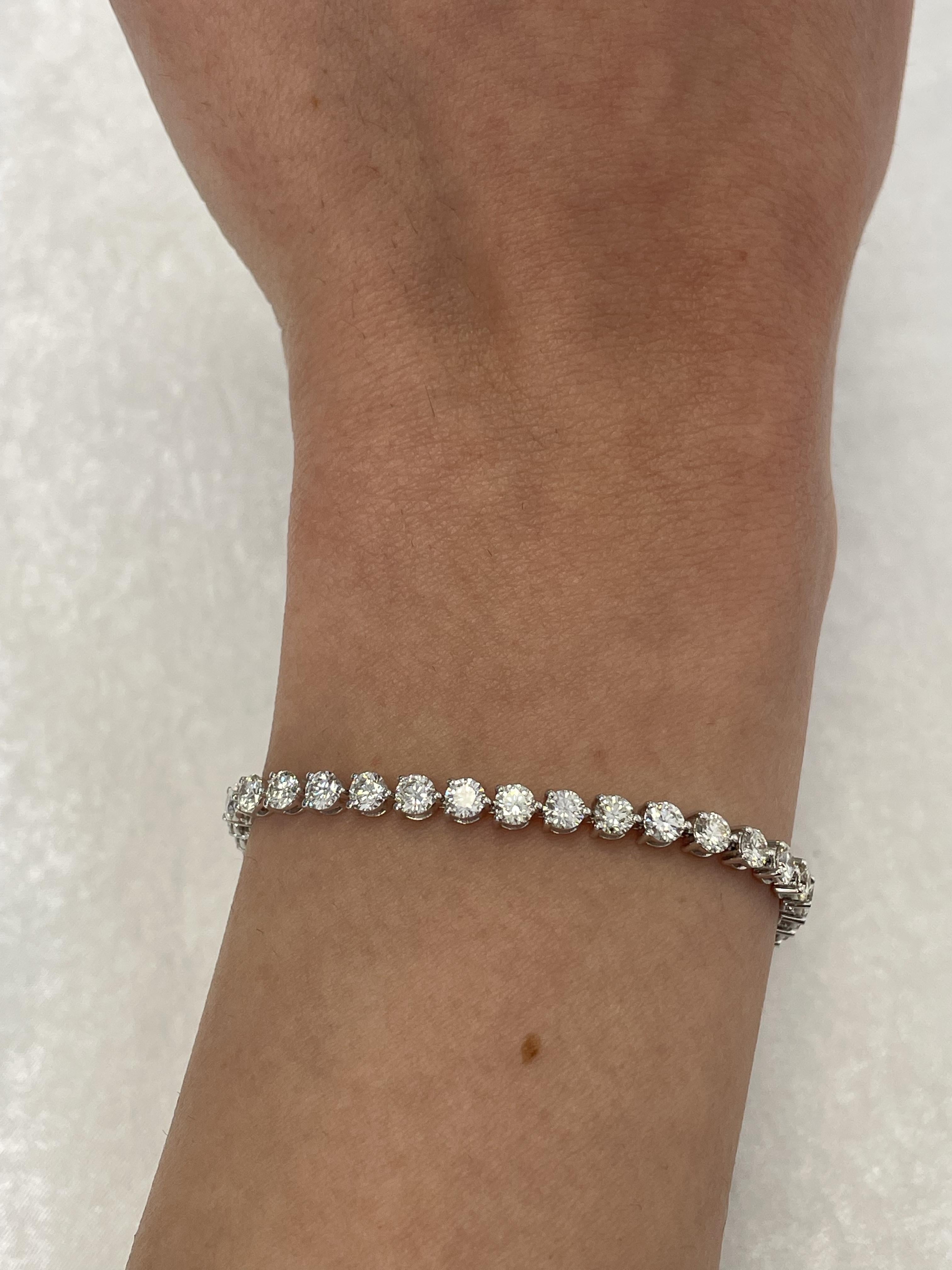 Exquis et intemporel bracelet de tennis à trois branches en diamants, par Alexander Beverly Hills.
45 diamants ronds de taille brillant, 5,90 carats au total. Couleur approximative G/H et pureté VS1. Serti à quatre branches en or blanc 18 carats,