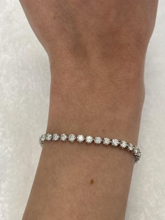 Alexander Beverly Hills Tennisarmband aus 18 Karat Weißgold mit 5,90 Karat Diamanten und 3 Zacken