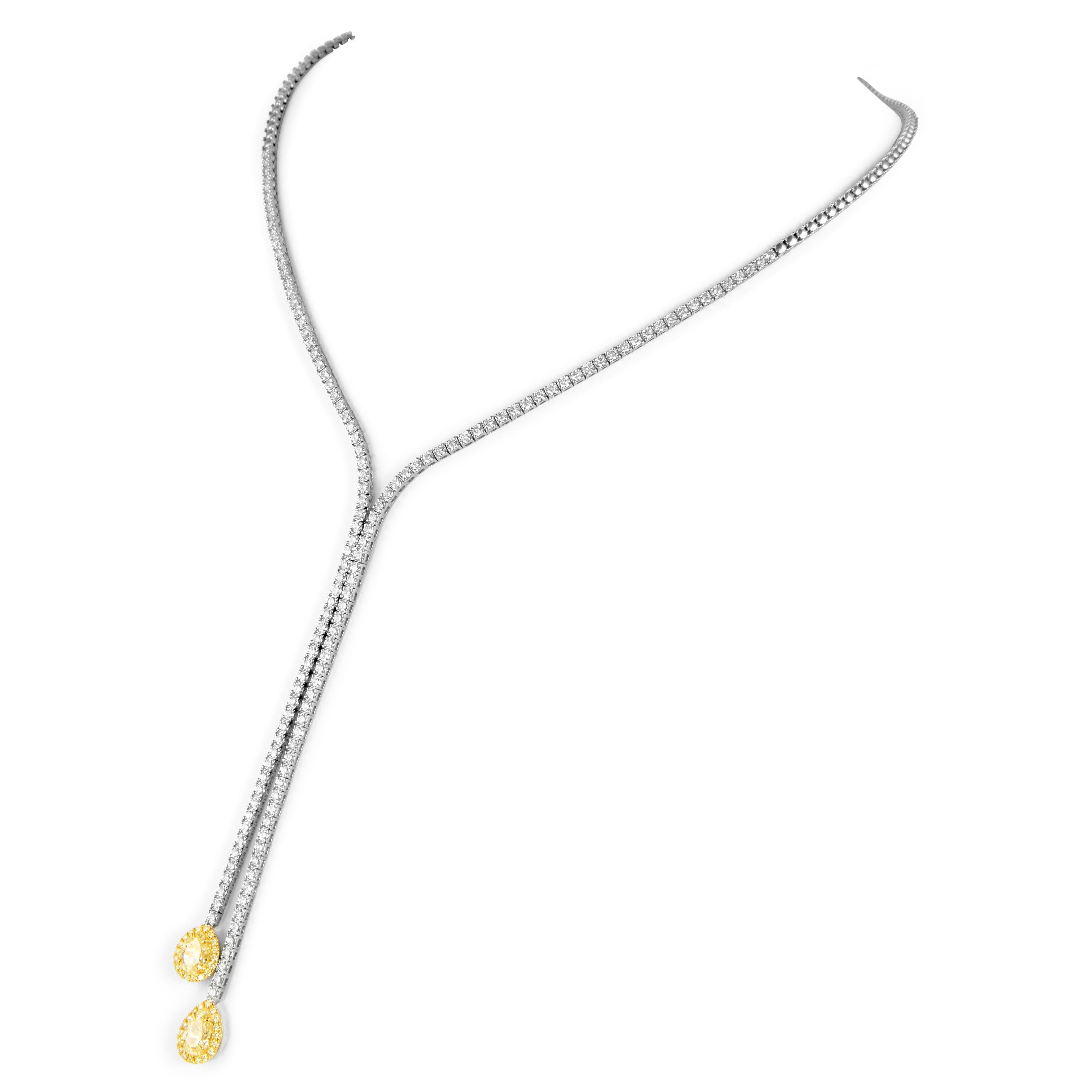 Superbe collier en forme de poire avec un diamant jaune fantaisie et un diamant ovale en forme de goutte. Haute joaillerie par Alexander Beverly Hills.
Poids total des diamants : 5,92 carats.
*Les diamants jaunes fantaisie ont l'air fantaisie