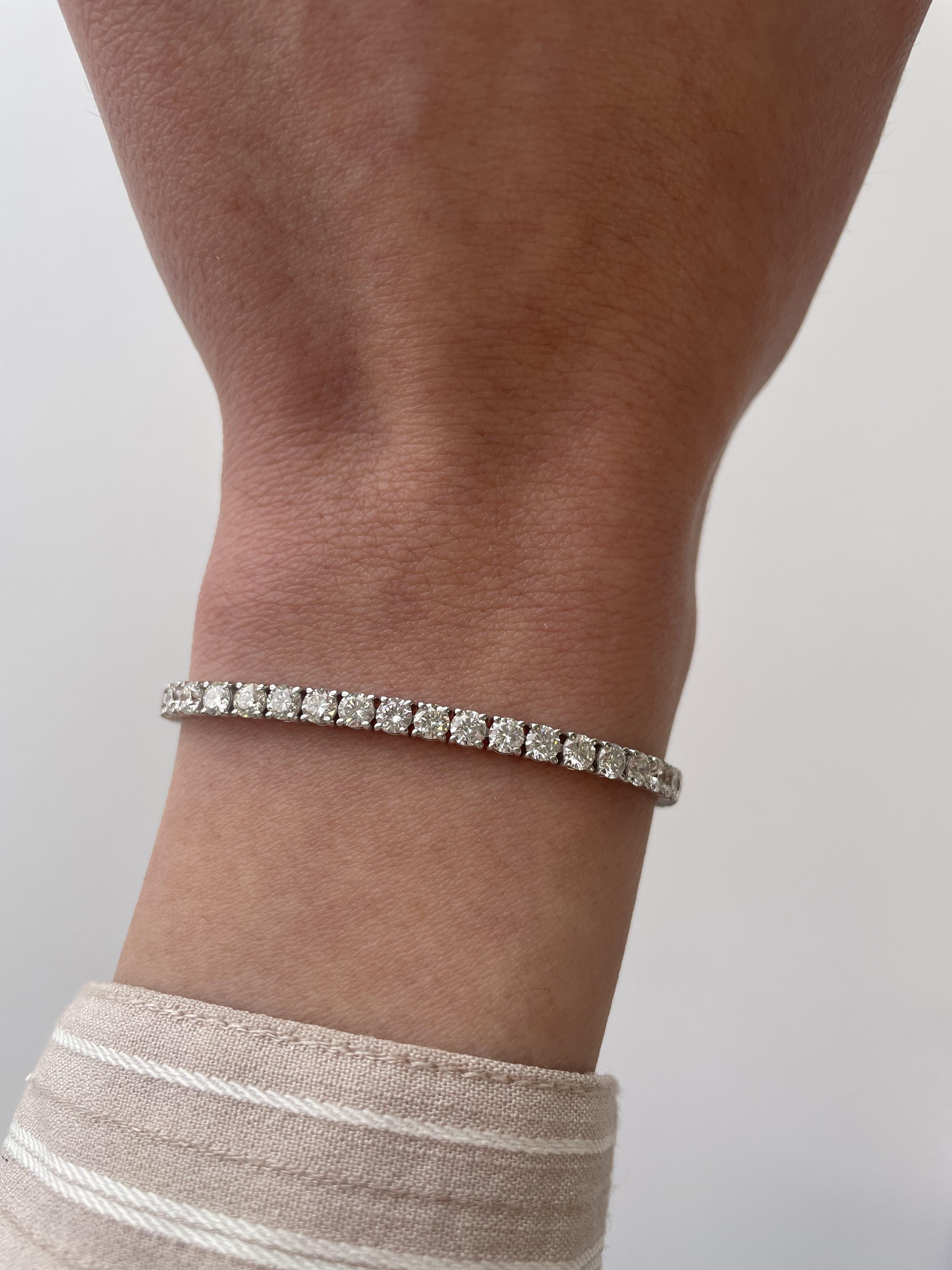 Exquisite and timeless diamonds tennis bracelet, by Alexander Beverly Hills.
53 round brilliant diamonds, 5.98 carats total. Approximately G/H color and VS1/VS2 clarity. Four prong set in 18-karat white gold, 8.41 grams, 7 inches.
Accommodated with