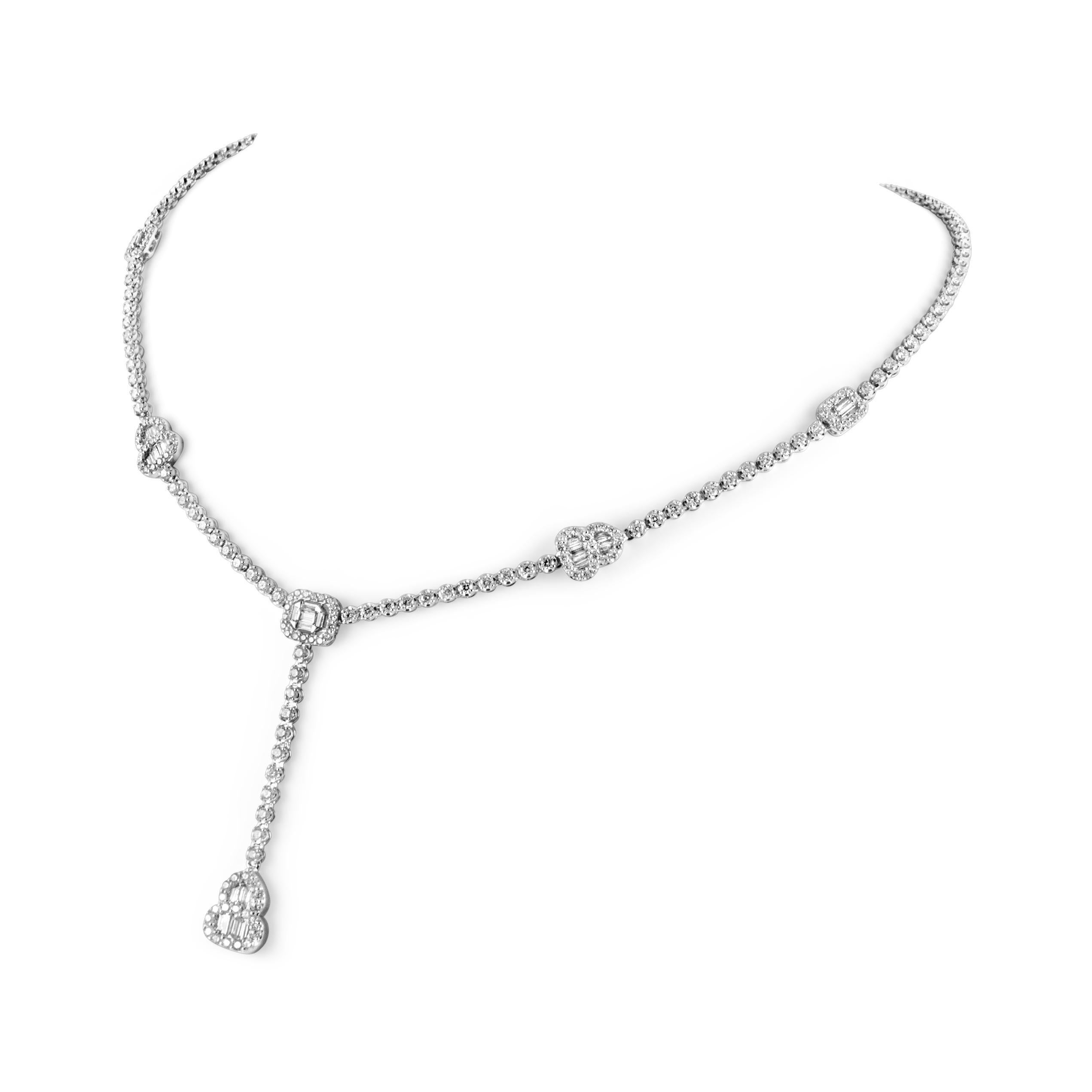 Splendida collana a goccia con diamanti naturali incastonati, firmata Alexander Beverly Hills.
267 diamanti rotondi e baguette, 6,02 carati. Colore G/H e purezza SI. Oro bianco 18 carati, 14,81 grammi, incastonato, 16 pollici con una goccia di 1,75