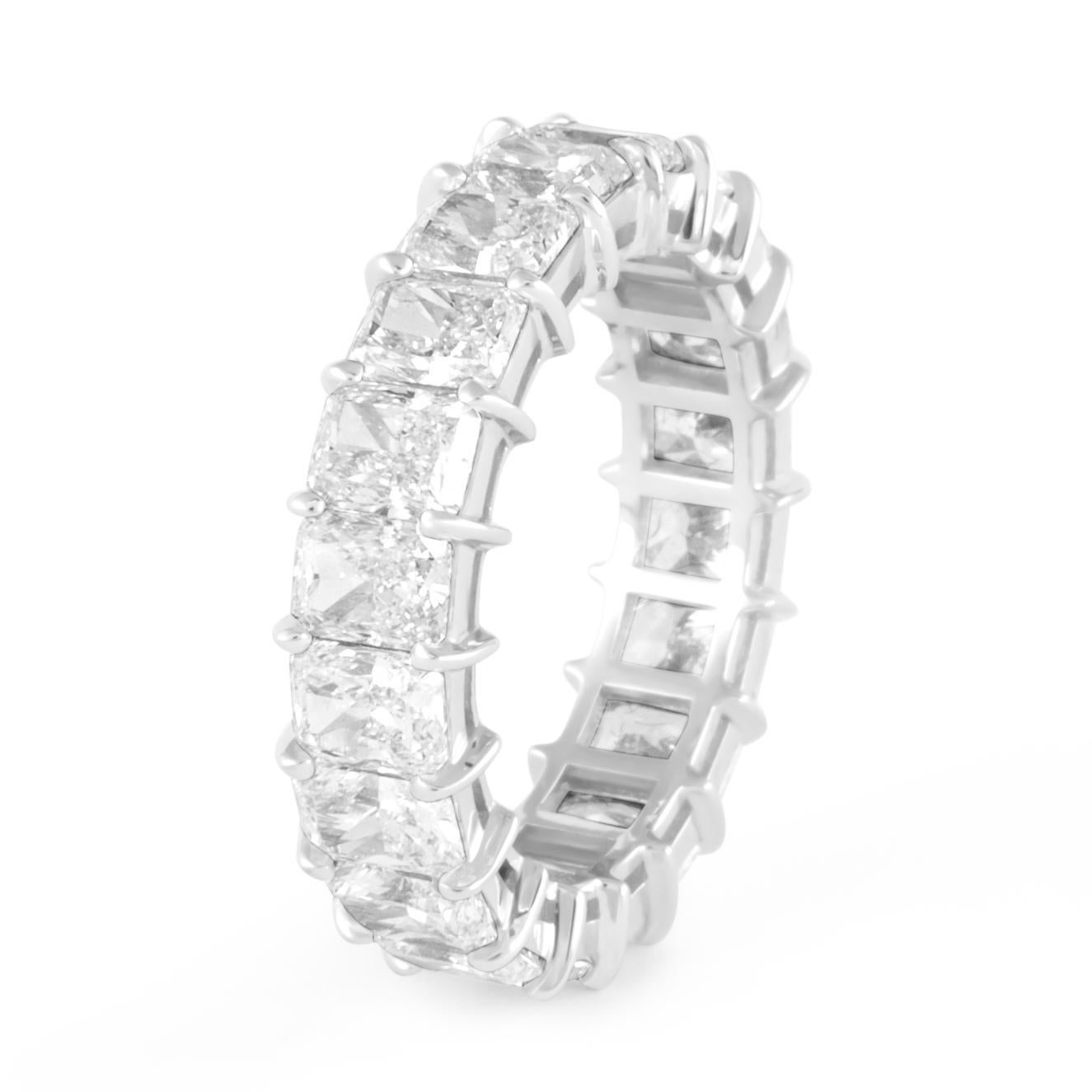 Atemberaubender Diamantring mit natürlichem Strahlenschliff für die Ewigkeit von Alexander Beverly Hills.
20 Diamanten im Brillantschliff, insgesamt 6,20 Karat (0,31 ct im Durchschnitt). Ungefähr D/E Farbe und VVS Reinheit. Fassung aus 18 Karat