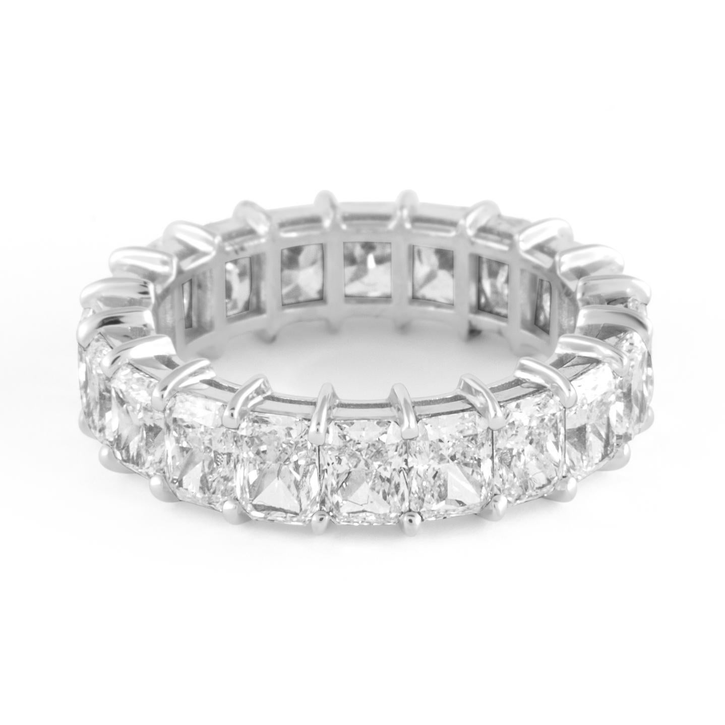 Alexander of Beverly Hills 6.20ct D/E VVS Radiant Diamond Eternity Band 18k 6.25 (Radiantschliff) im Angebot