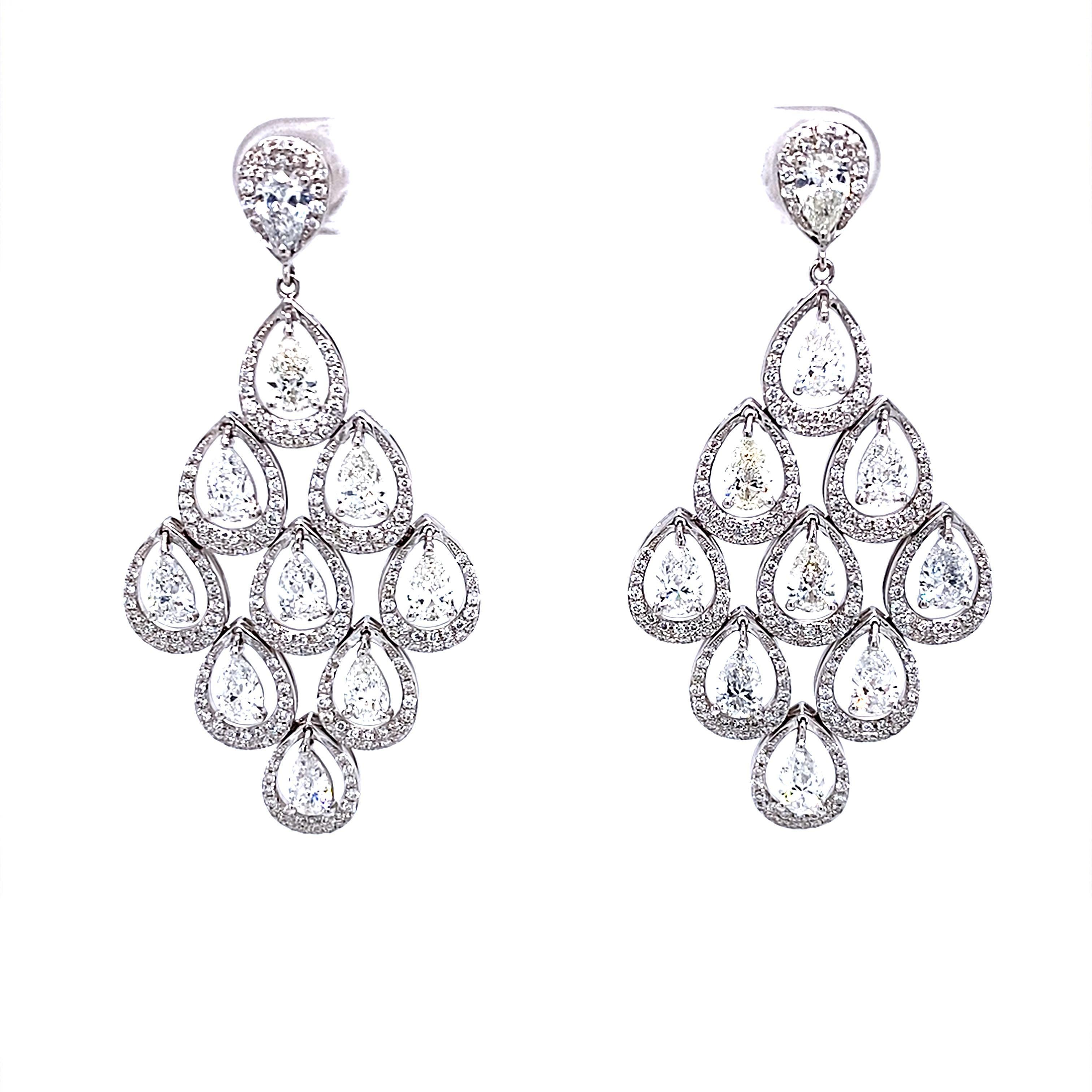 Boucles d'oreilles chandelier en diamant poire, absolument magnifiques, par Alexander Beverly Hills.
Poids total des diamants : 5,03 carats.
20 diamants en forme de poire, 6,28 carats. Couleur F/G et pureté VVS2/VS1. 450 diamants ronds, 1,25 carats.
