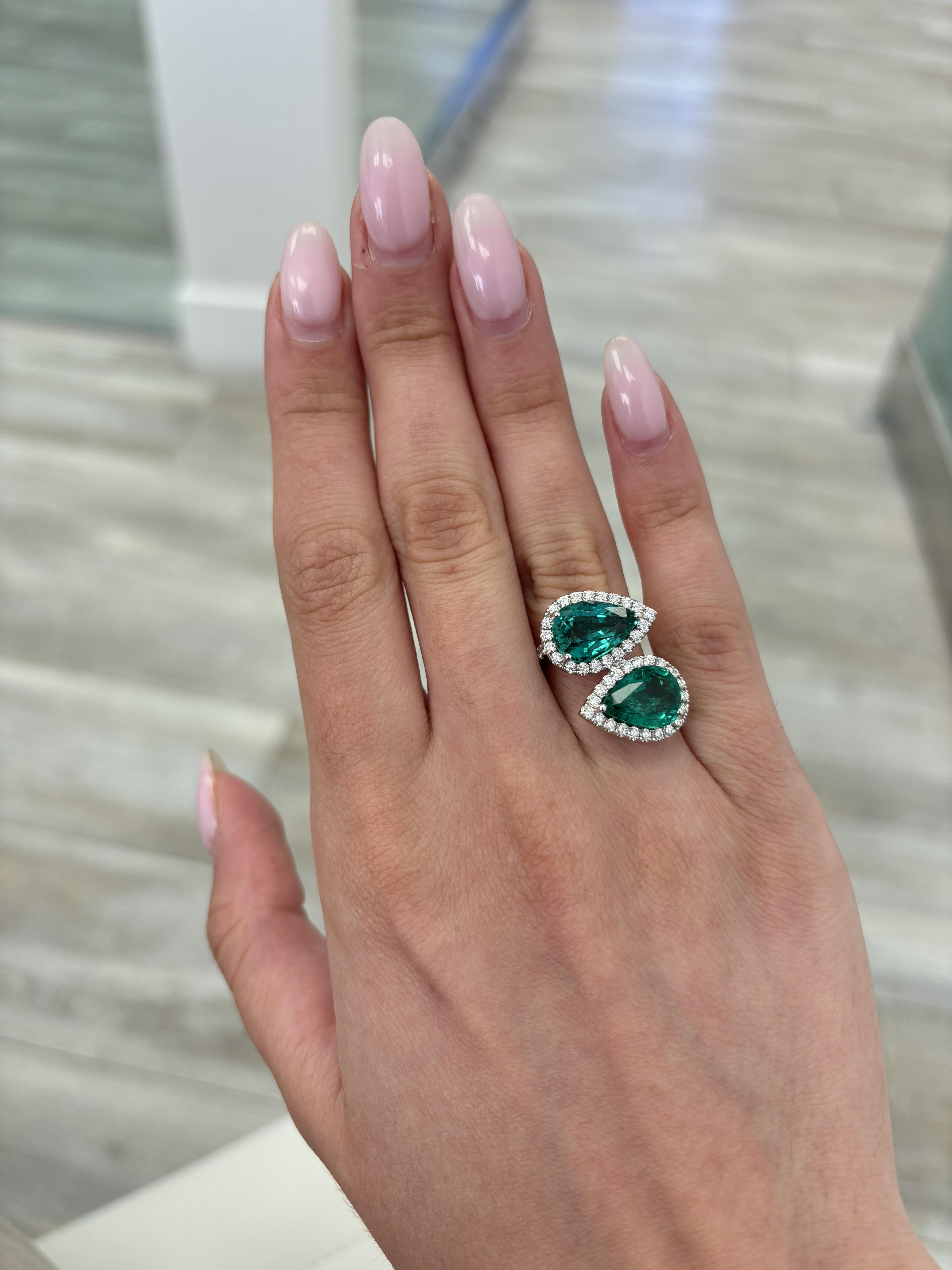 Atemberaubender, moderner, schwimmender Smaragd- und Diamant-Toi et Moi-Bypass-Ring, GIA-zertifiziert. Hochwertige Schmuckstücke von Alexander Beverly Hills.
7,37 Karat Gesamtgewicht der Diamanten.
2 Birnensmaragde, 6,33 Karat, GIA-zertifiziert,