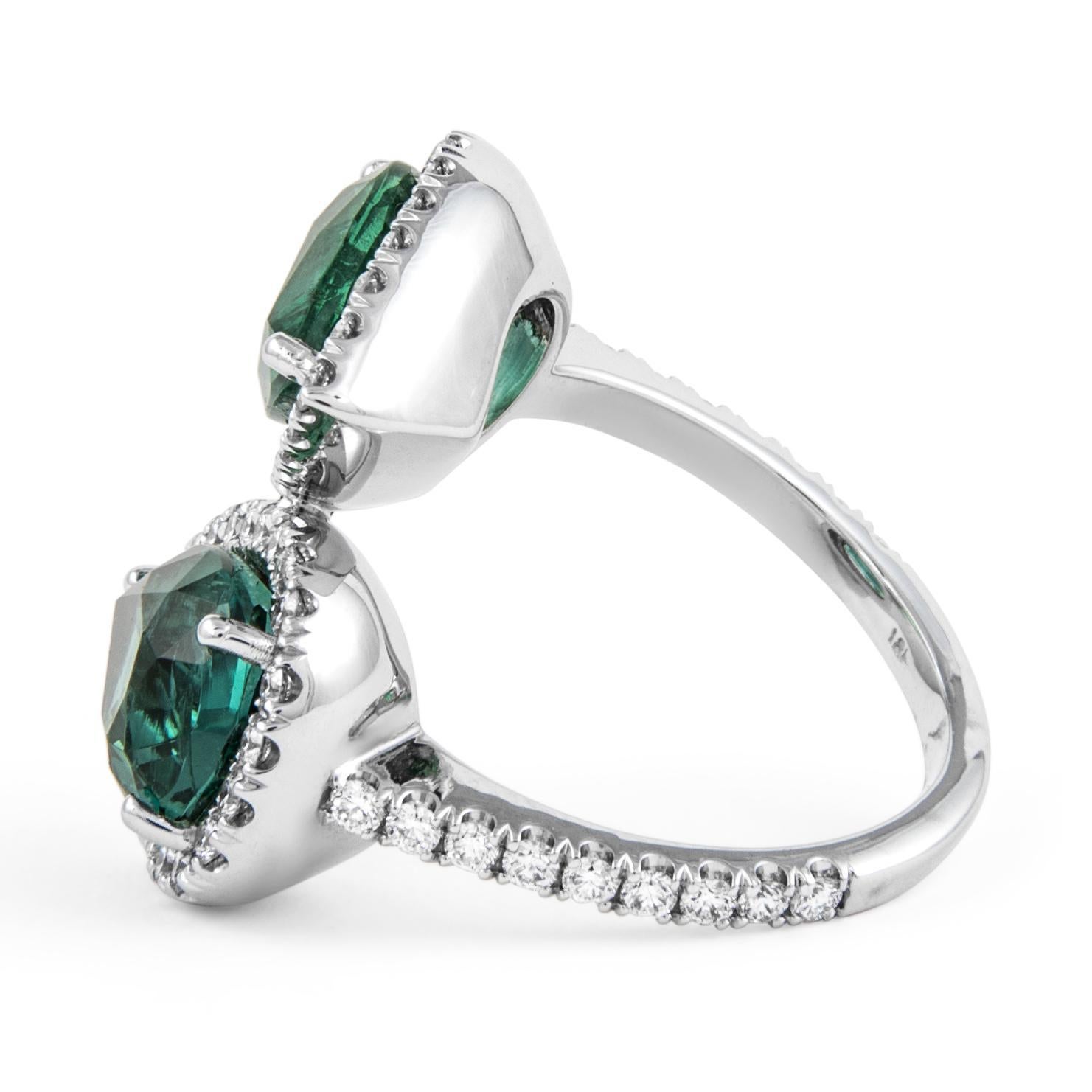 Alexander Beverly Hills Bypass-Ring 18k, GIA 6,33 Karat Smaragd Minor & Diamant im Zustand „Neu“ im Angebot in BEVERLY HILLS, CA