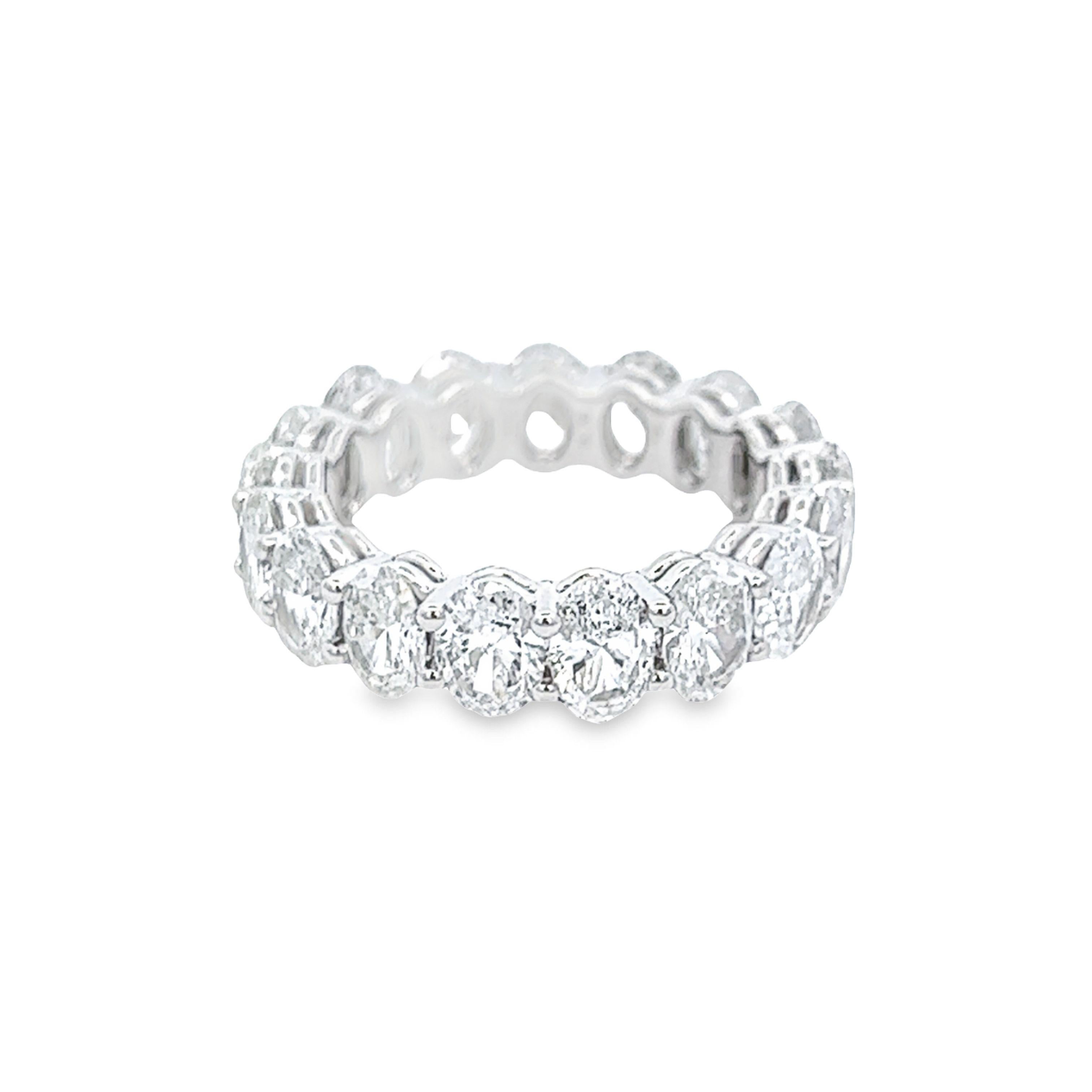Magnifique bracelet d'éternité en diamant de taille ovale, par Alexander Beverly Hills.
17 diamants de taille ovale, 6,33 carats au total. Couleur F/G et pureté SI. Serti en or blanc 18 carats, 6,06 grammes, taille 6,5. 
Sur demande, une évaluation