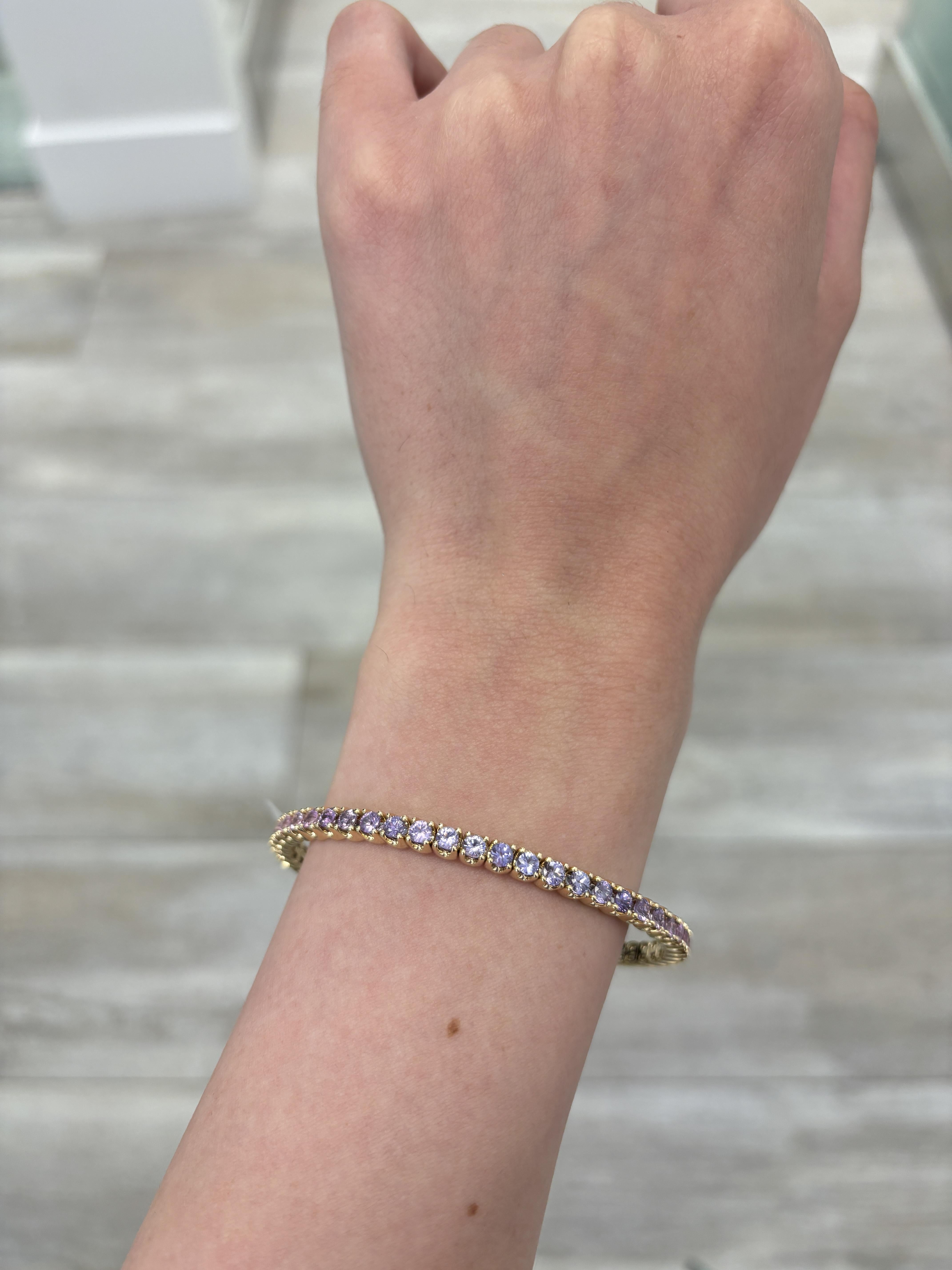 Exquisites und perfekt abgestuftes Tennis-Flexi-Armband mit rosa bis lila Saphiren von Alexander Beverly Hills.
48 runde rosa bis violette Saphire, insgesamt 6,43 Karat. Vier Zacken in 14k Gelbgold, 14,46 Gramm, 7,5 Zentimeter gesetzt.
Auf Anfrage