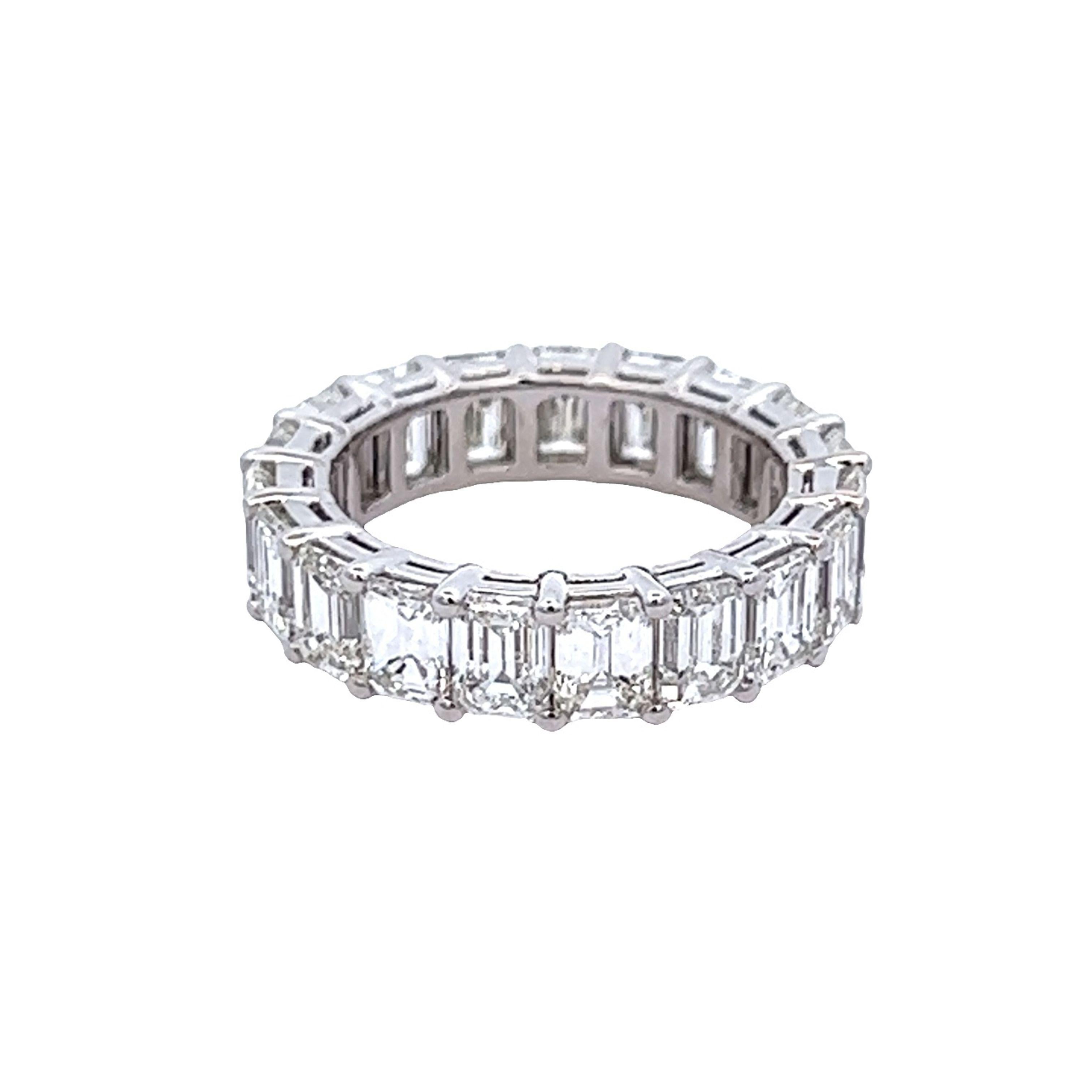 Atemberaubendes Smaragdschliff-Diamantband für die Ewigkeit von Alexander Beverly Hills.
19 Diamanten im Smaragdschliff, insgesamt 6,47 Karat. Farbe E/F und Reinheit VVS. U-Zahnkranz, gefasst in 18 Karat Weißgold, 5,24 Gramm, Größe 5,5. 
Auf Anfrage