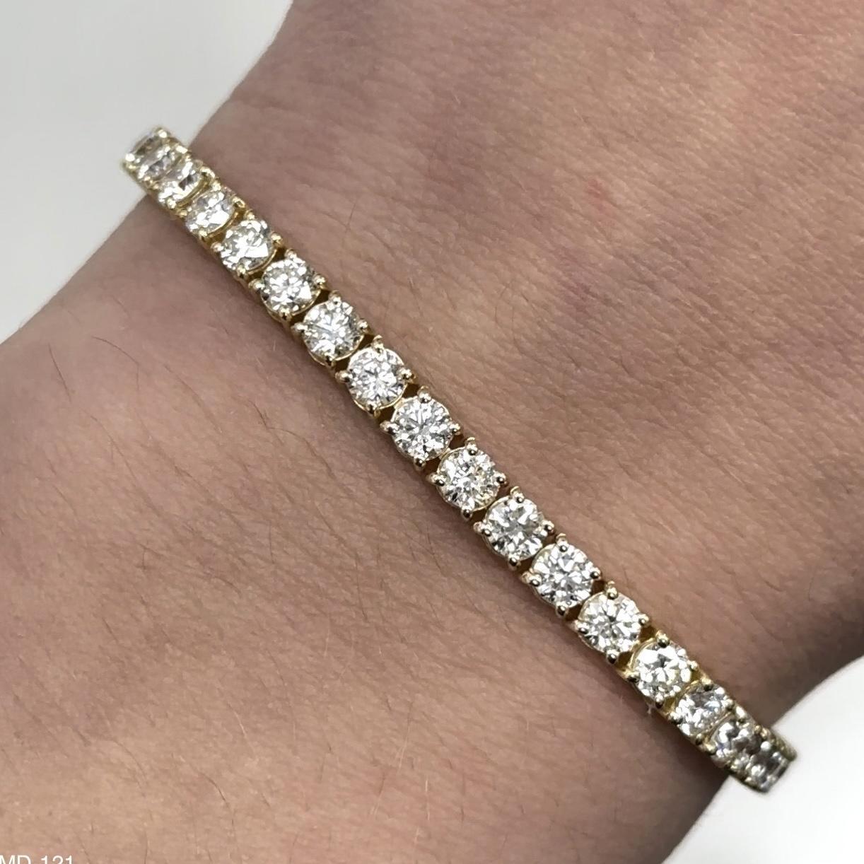 Exquisite and timeless diamonds tennis bracelet, by Alexander Beverly Hills.
48 round diamonds, 6.72 carats total. Approximately I/J color and VS clarity. Four prong set in 18k yellow gold, 10.00 grams, 7 inches.
Accommodated with an up-to-date