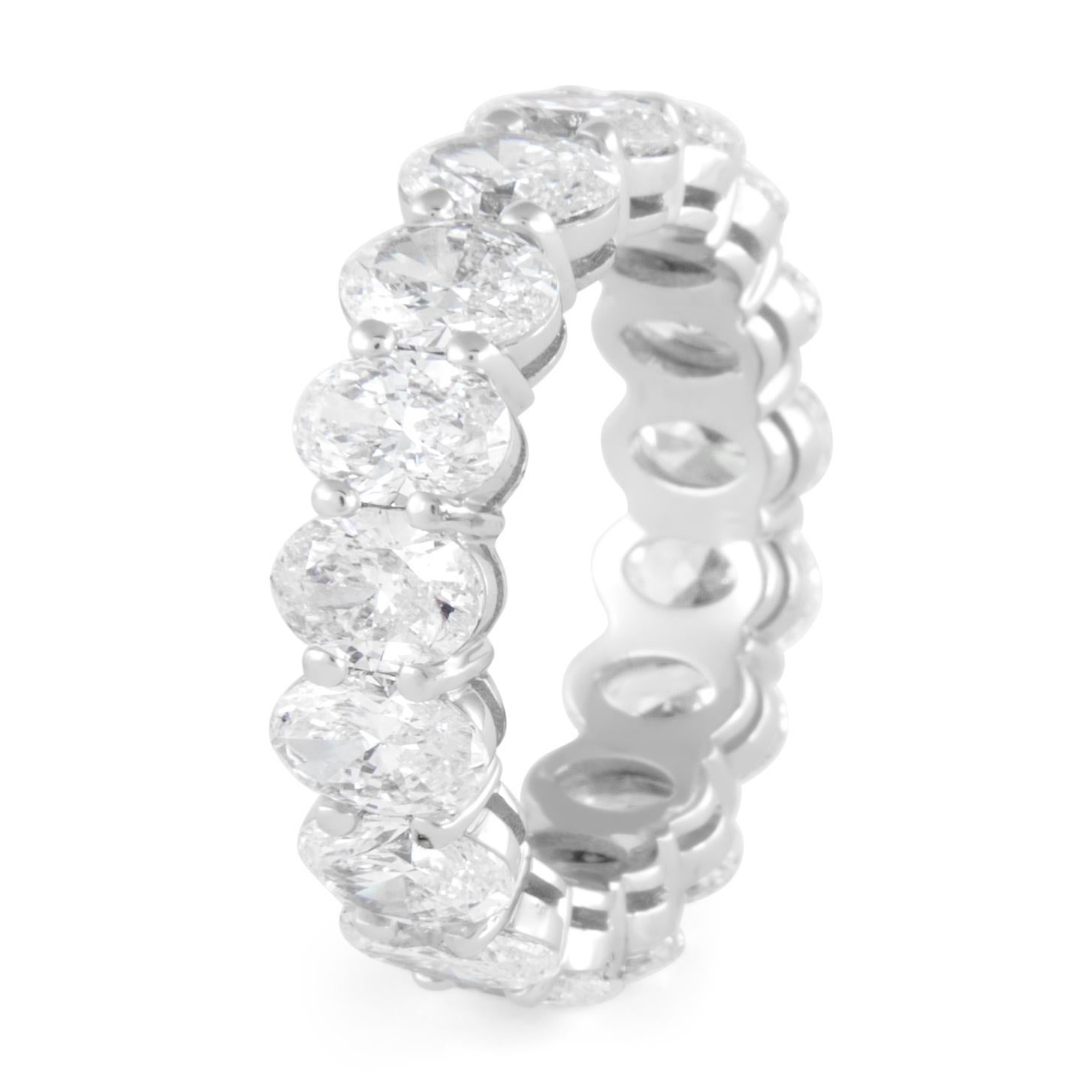 Stupenda fascia per l'eternità con diamante taglio ovale. Alta gioielleria di Alexander Beverly Hills.
17 diamanti taglio ovale, 6,88 carati in totale (avg 0,40ct). Colore D-F e purezza VVS2/VS1. Incastonato in oro bianco 18 carati, 6,11 grammi,