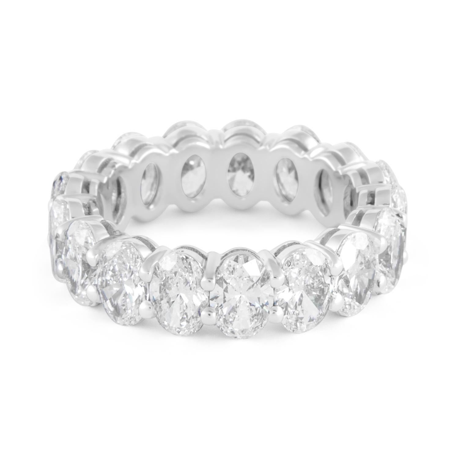 Taglio ovale Alexander Beverly Hills 6,88ct D-F Oval Diamond Eternity Band 18k White Gold 7 in vendita