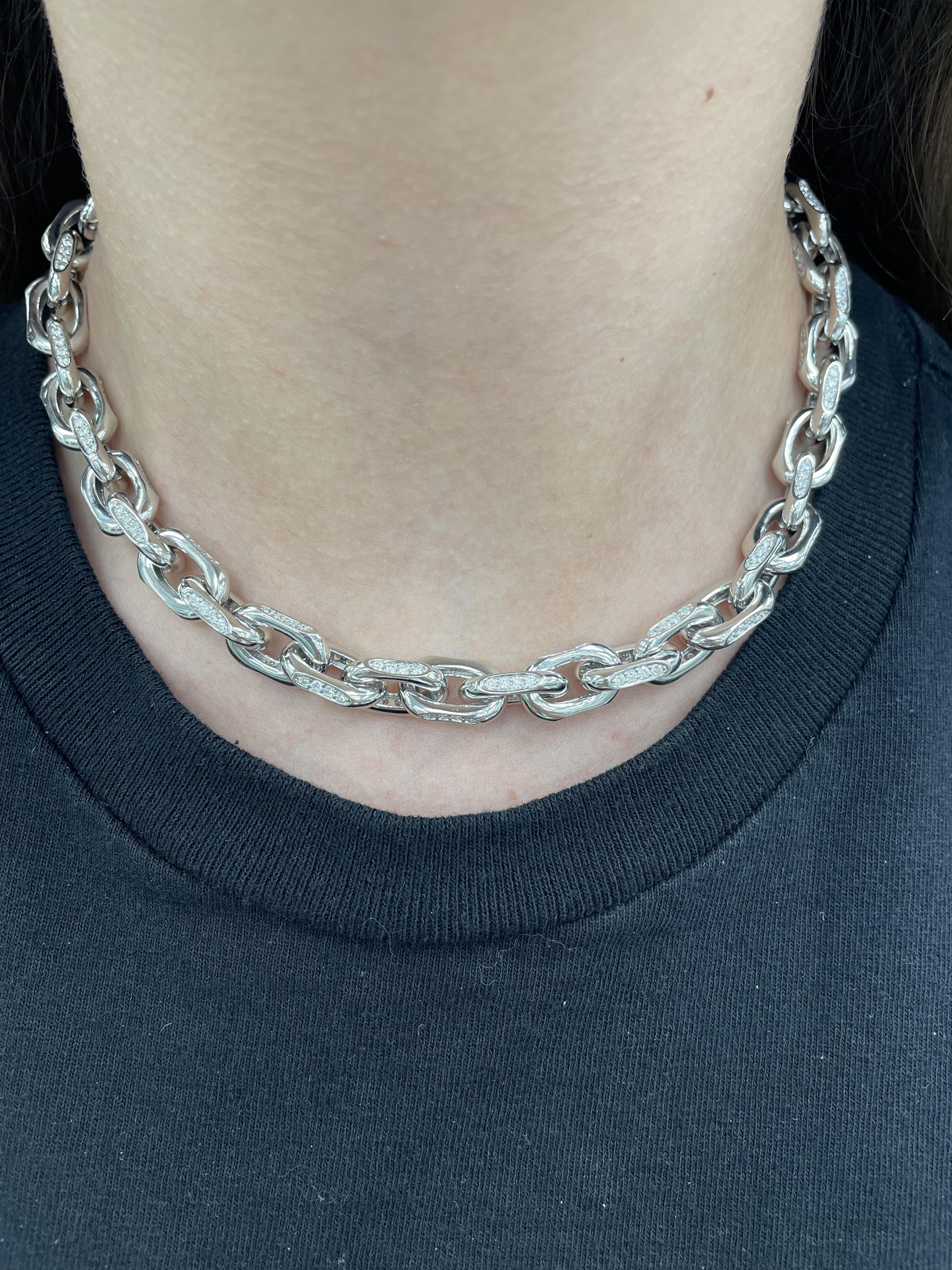 Collana moderna con diamanti, di Alexander Beverly Hills.
352 diamanti rotondi, 7,02 carati in totale. Colore F/G e purezza VS1/VS2. Oro bianco 18 carati, 89,76 grammi, 17 pollici.
Su richiesta, una valutazione digitale aggiornata da parte di un GIA