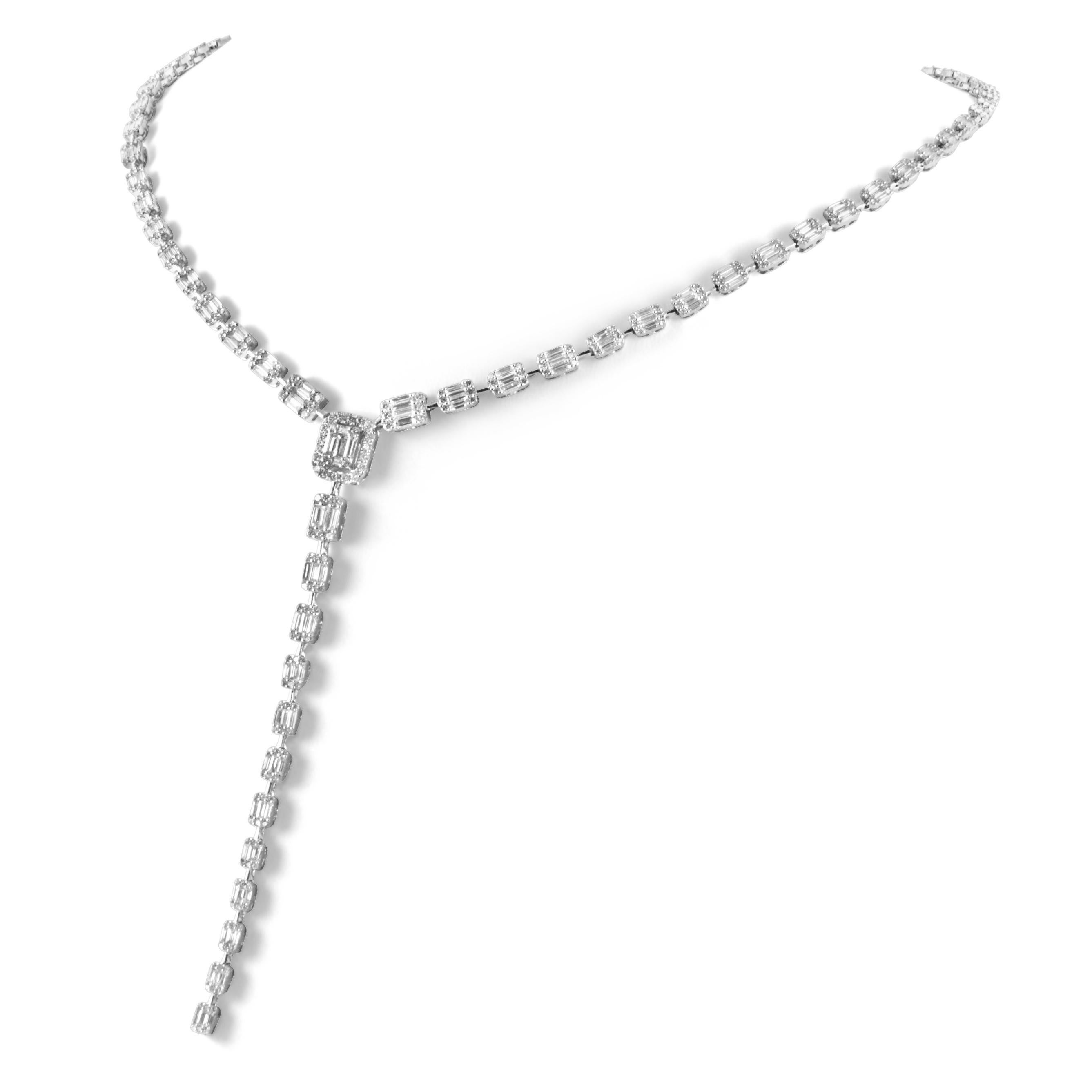 Precioso collar en forma de gota con engaste ilusión de diamantes naturales, de Alexander Beverly Hills.
1045 diamantes redondos, talla princesa y baguette, 7,12 quilates. Color aproximado G/H y claridad VS2/SI1. Oro blanco de 18 quilates, 25,40