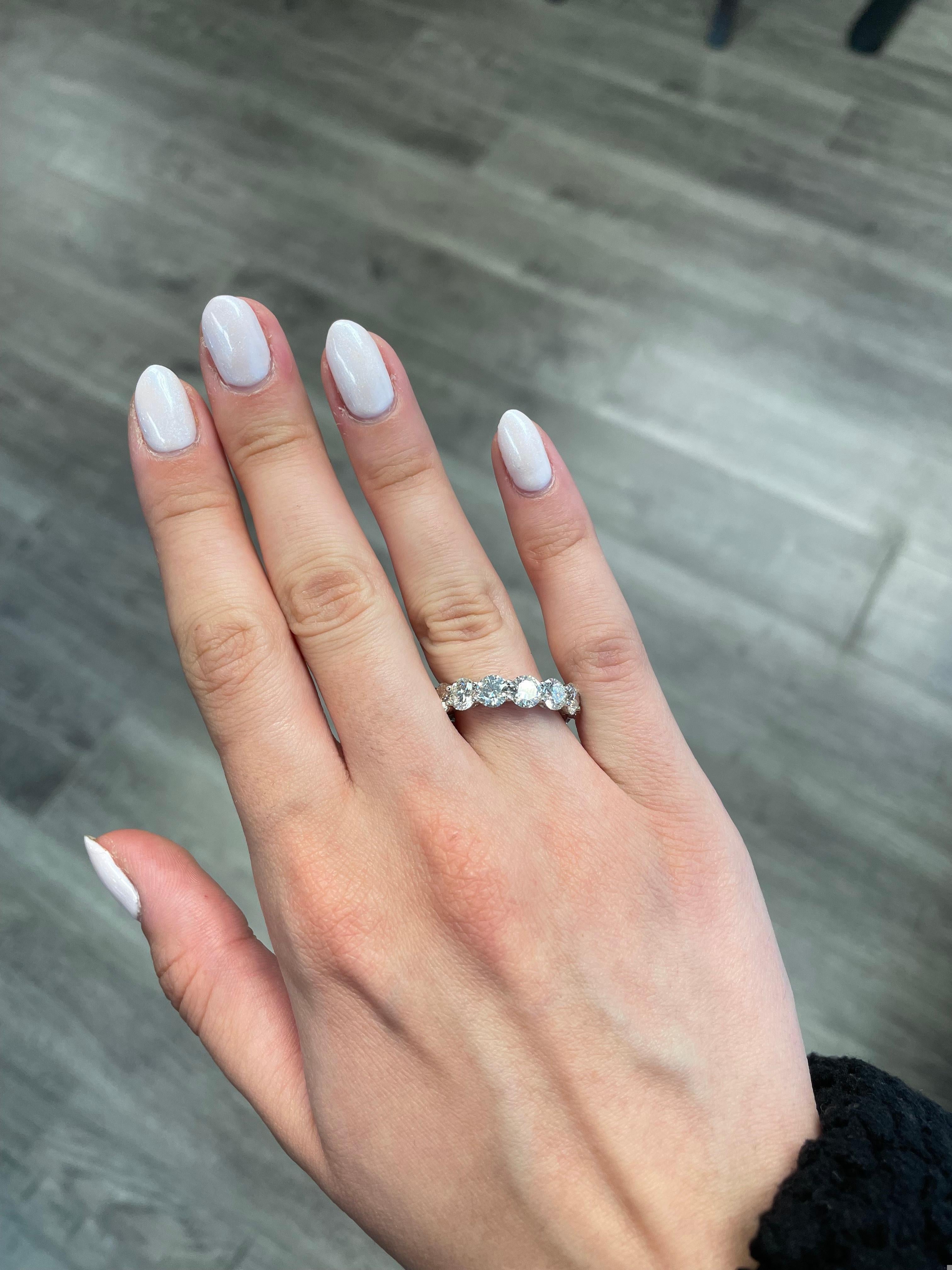 Zeitloses Ewigkeitsarmband aus Naturdiamanten. Hochwertige Schmuckstücke von Alexander Beverly Hills.
14 runde Brillanten, insgesamt 7,16 Karat (ca. 0,51ct pro Stück). Ungefähr H/I Farbe und SI Reinheit. Fassung aus 18 Karat Weißgold, 4,64 Gramm,