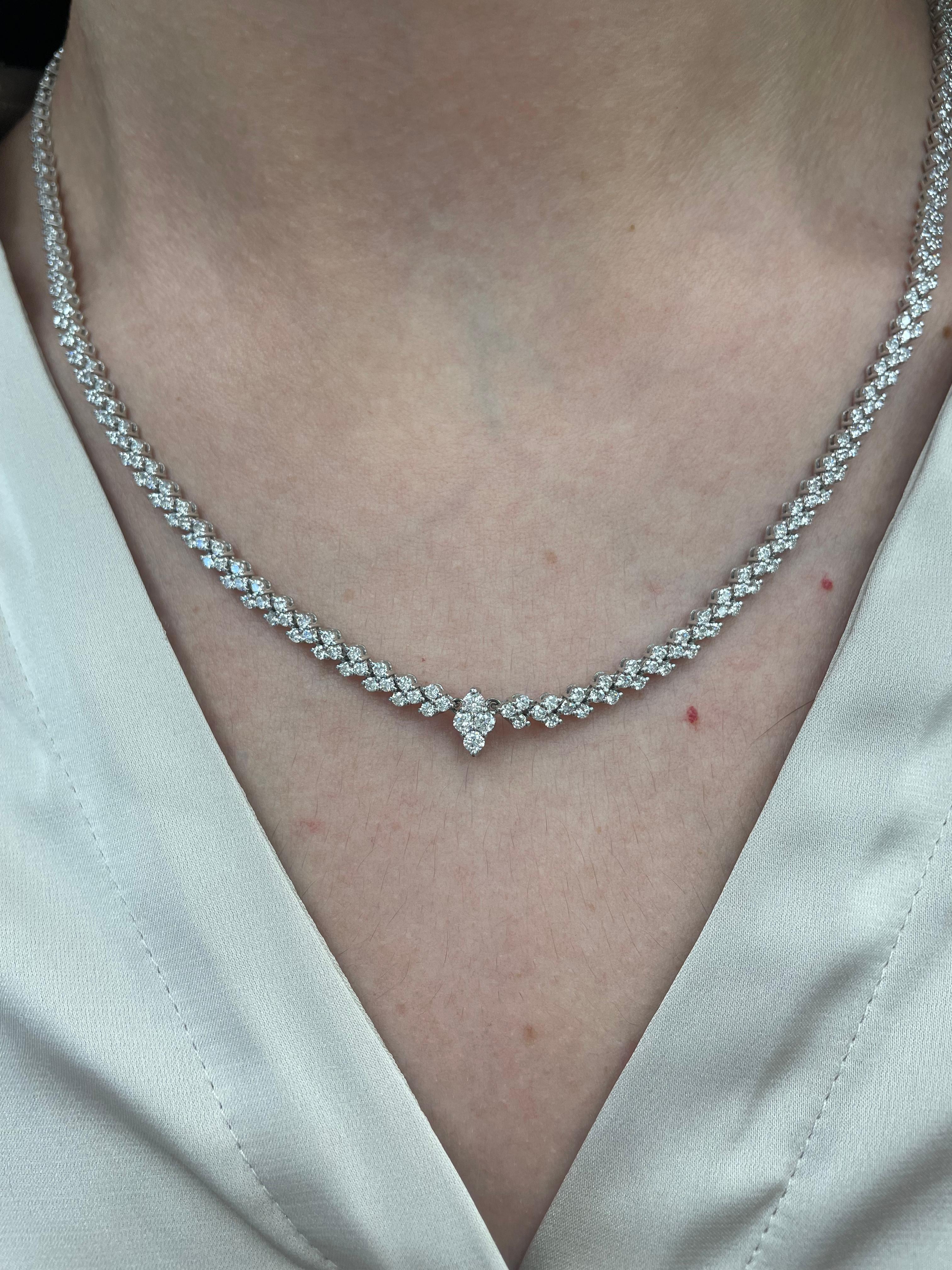 Beautiful diamond necklace with pendant latch hook at the center. Created by Alexander Beverly Hills.
385 round brilliant diamonds, 7.19 carats. Approximately E/F color and SI clarity. 18k white gold, 23.88 grams, 18in.
Accommodated with an