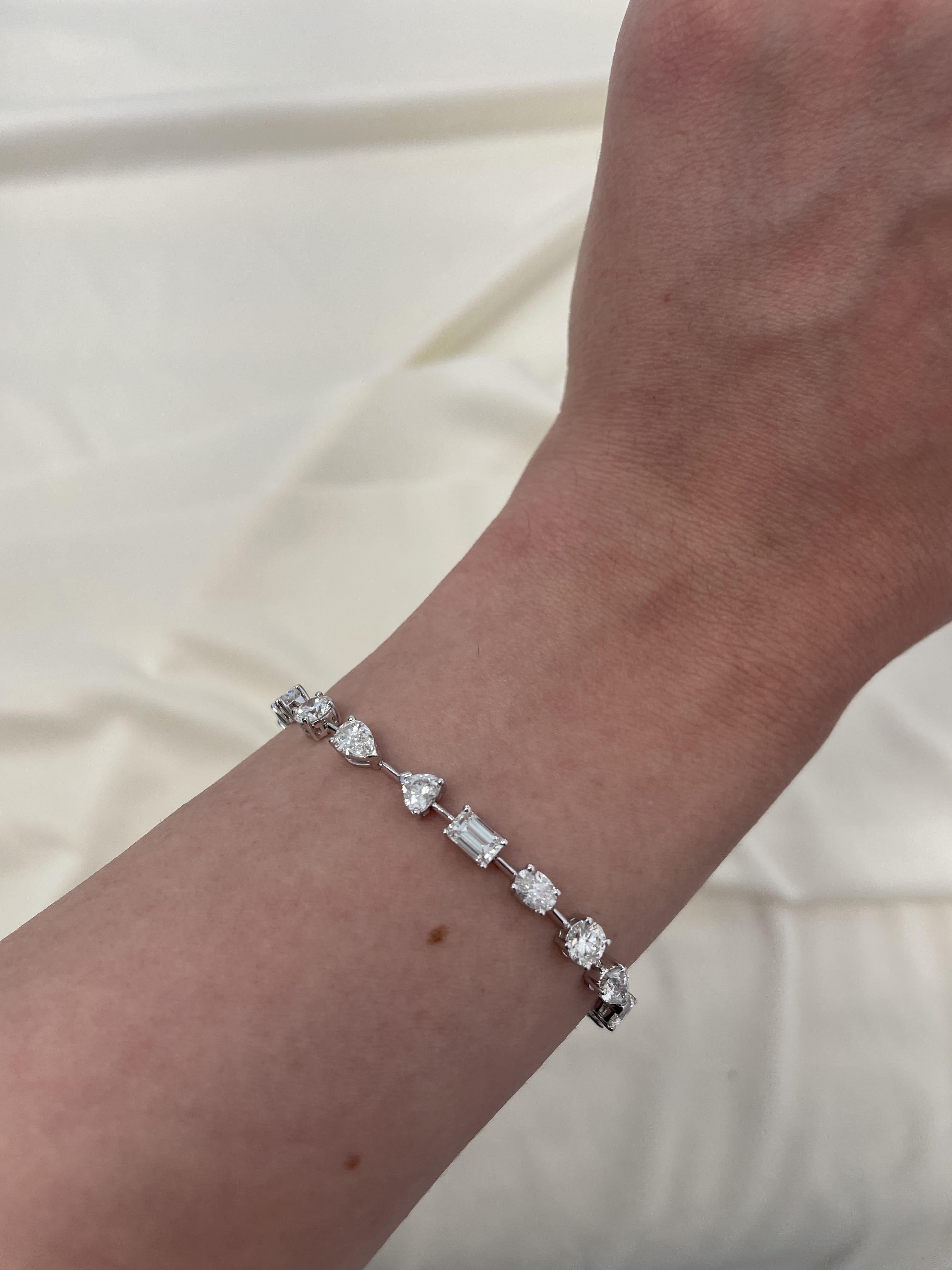 Bracelet exquis à plusieurs diamants. Créé par Alexander Beverly Hills.
24 diamants multiformes, 7,21 carats au total. Il s'agit d'émeraudes, de cœurs, d'ovales, de ronds et de poires. Couleur F/G et pureté VVS1-VS2. Or blanc 18k, 9,57 grammes, 7