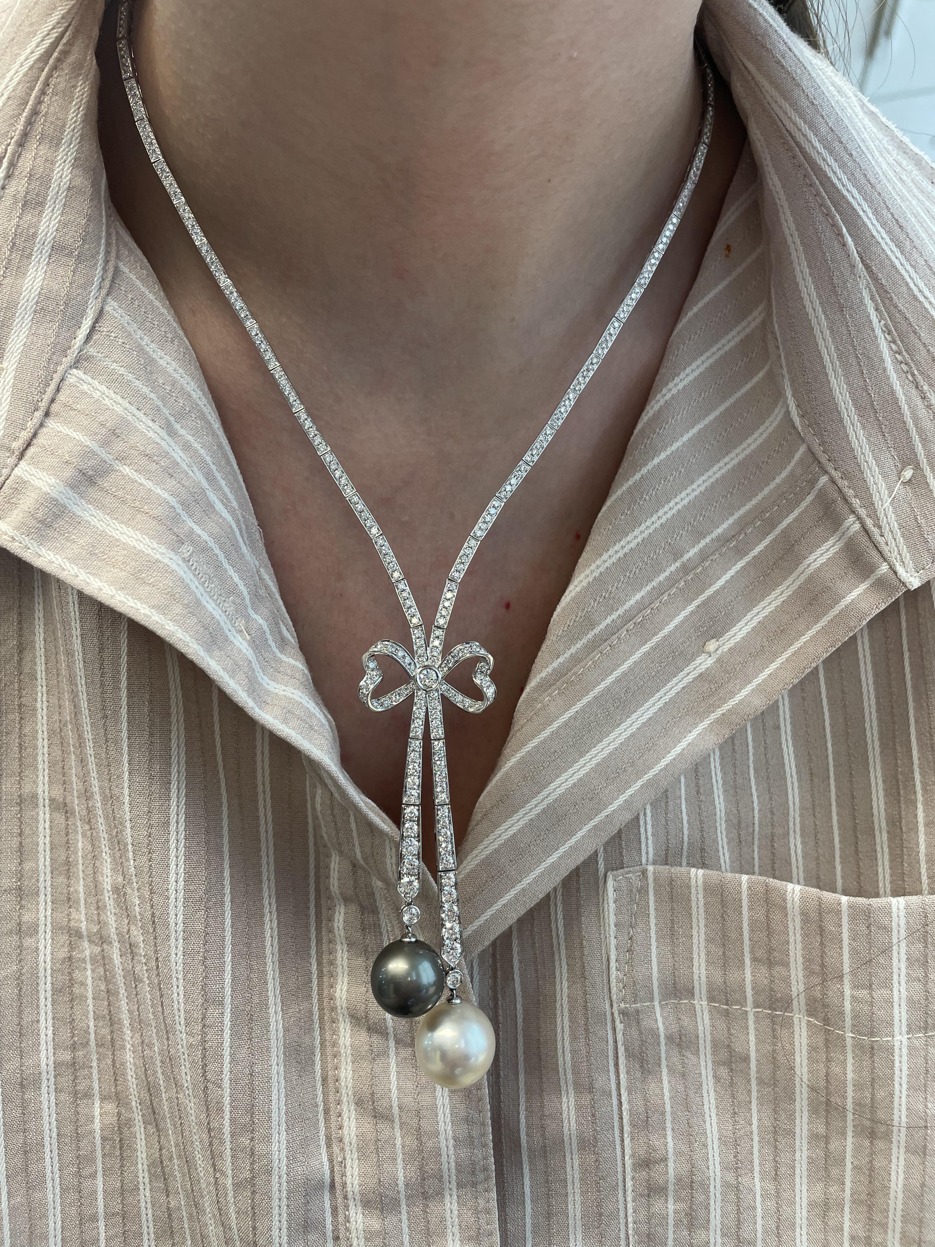 Exquisite natural diamond drop with a black Tahitian and white south sea pearl. A beautiful ribbon motif with the contrast of a black and white pearl. High jewelry by Alexander Beverly Hills.
1 Tahitian and 1 south-sea cultured pearl. 320 round