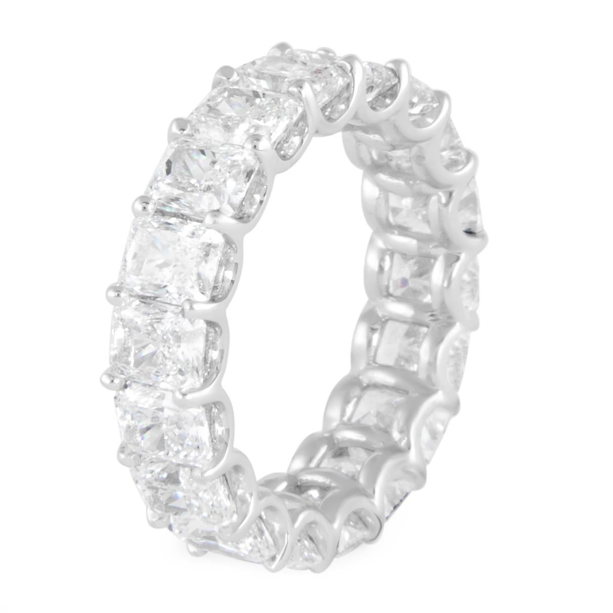 Magnifique bracelet d'éternité en diamant radiant, par Alexander Beverly Hills.
18 diamants taille radiant, 7,32 carats au total, (0,40ct en moyenne). Couleur D/E et pureté VVS. Serti en or blanc 18 carats, 4,81 grammes, taille 6,25.
Sur demande,