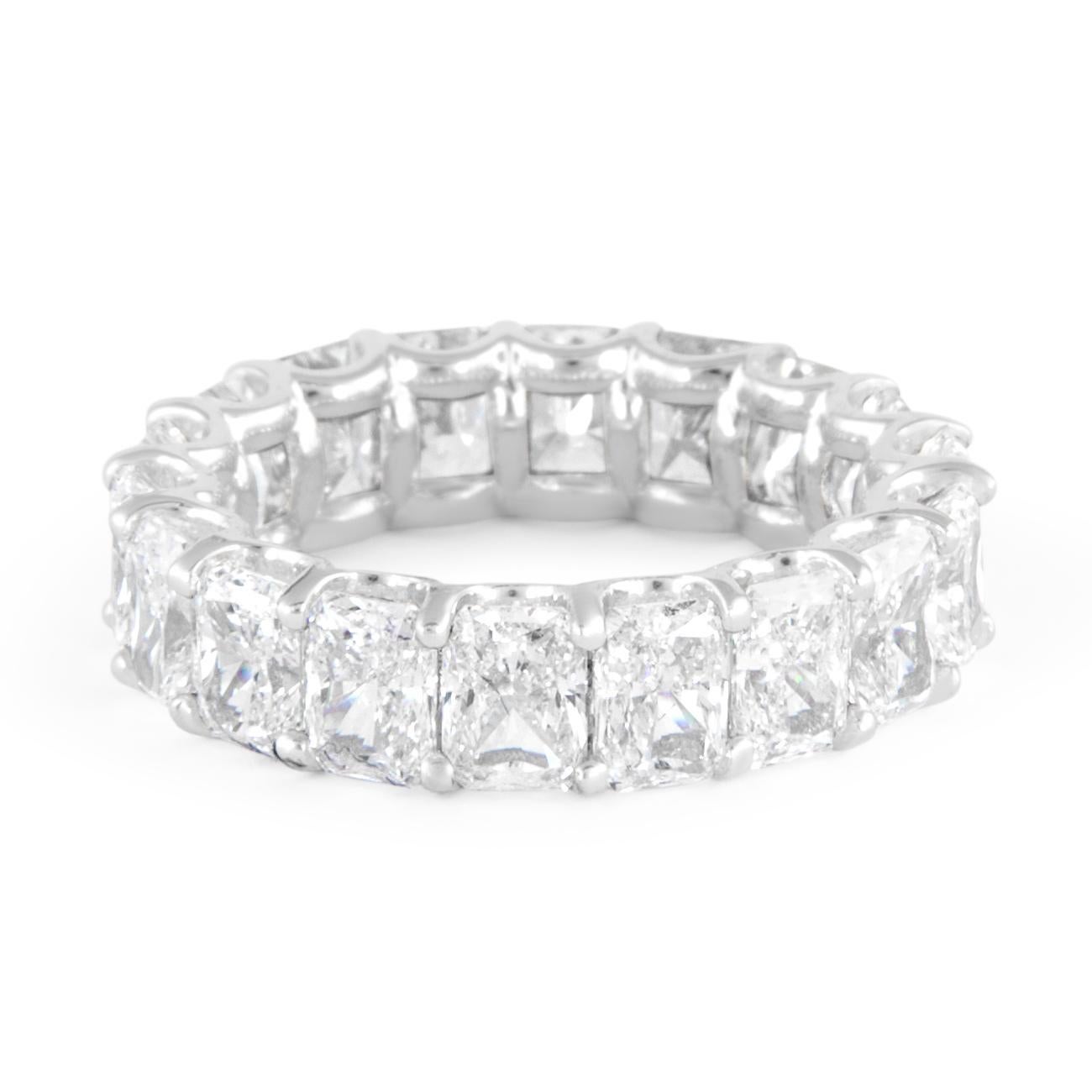 Taille radiant Alexander Beverly Hills 7.32ct D/E VVS Radiant Diamond Eternity Band 18k 6.25 en vente