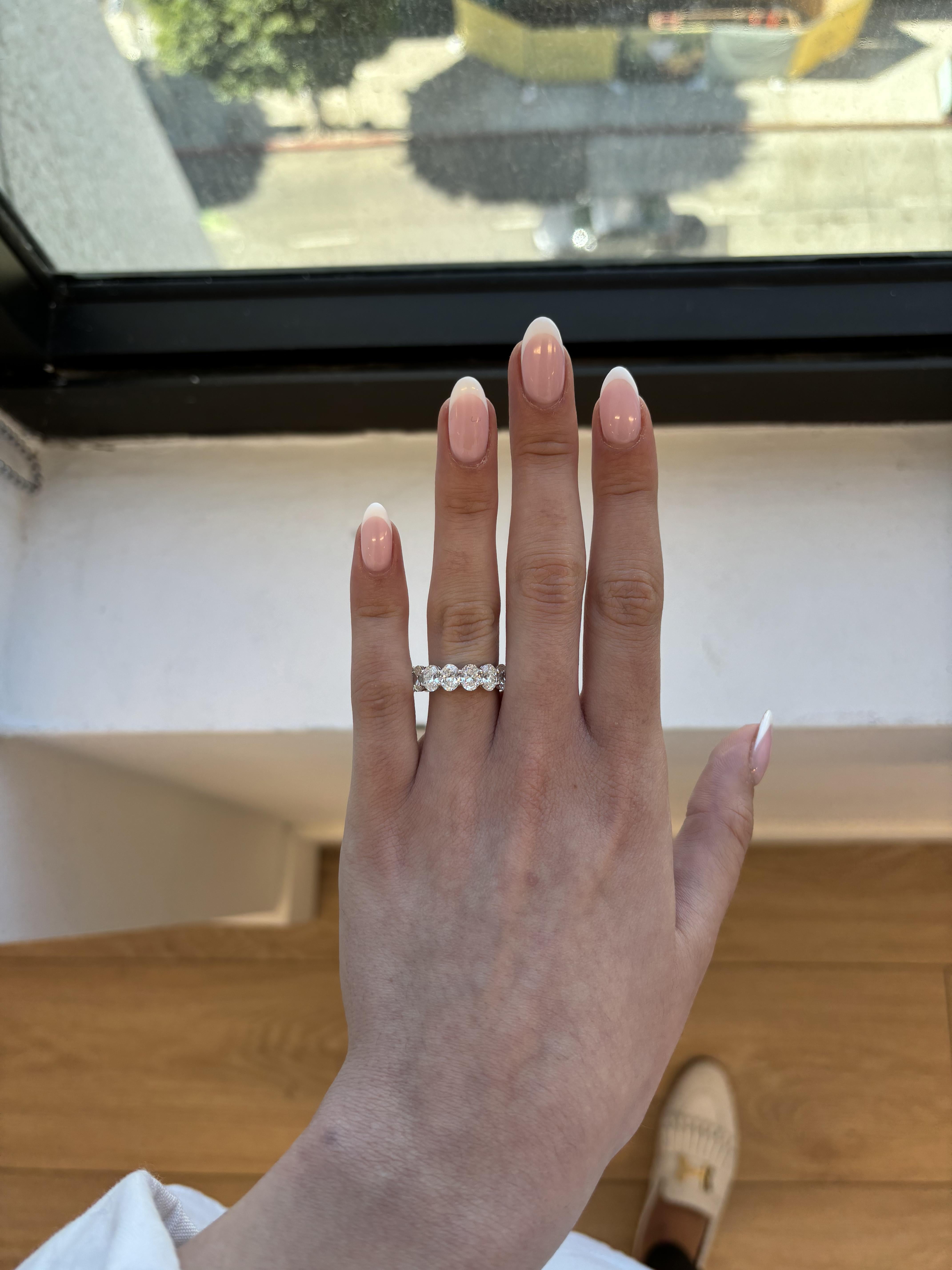 Impresionante alianza de diamantes de talla oval. Alta joyería de Alexander Beverly Hills.
15 diamantes de talla oval, 7,34 quilates en total. Color aproximado H/I y claridad VVS2/VS1. Engastada en oro blanco de 18 quilates, 4,78 gramos, talla