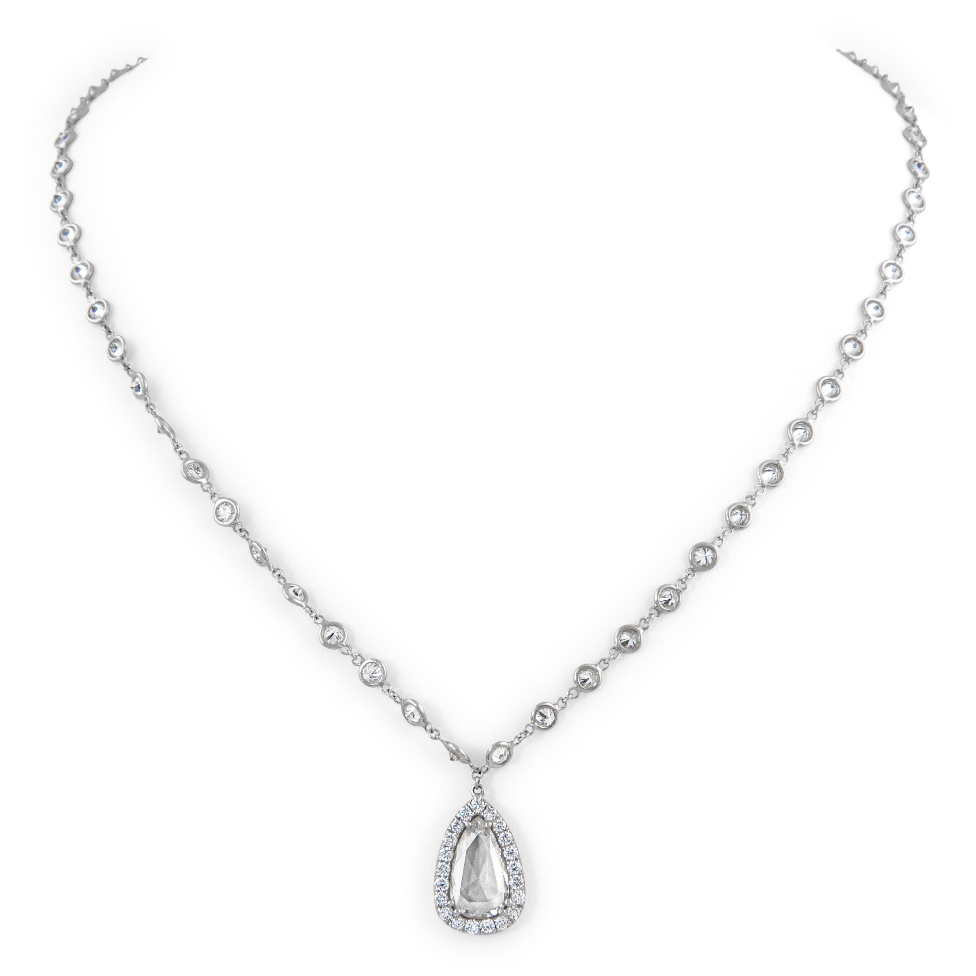 Squisita collana di diamanti tondi brillanti a metro. Di Alexander Beverly Hills.
7,53 carati di peso totale di diamanti.
2,13 carati di diamante taglio rosa a forma di pera. Colore I/J e purezza SI. 58 diamanti tondi brillanti, per un totale di
