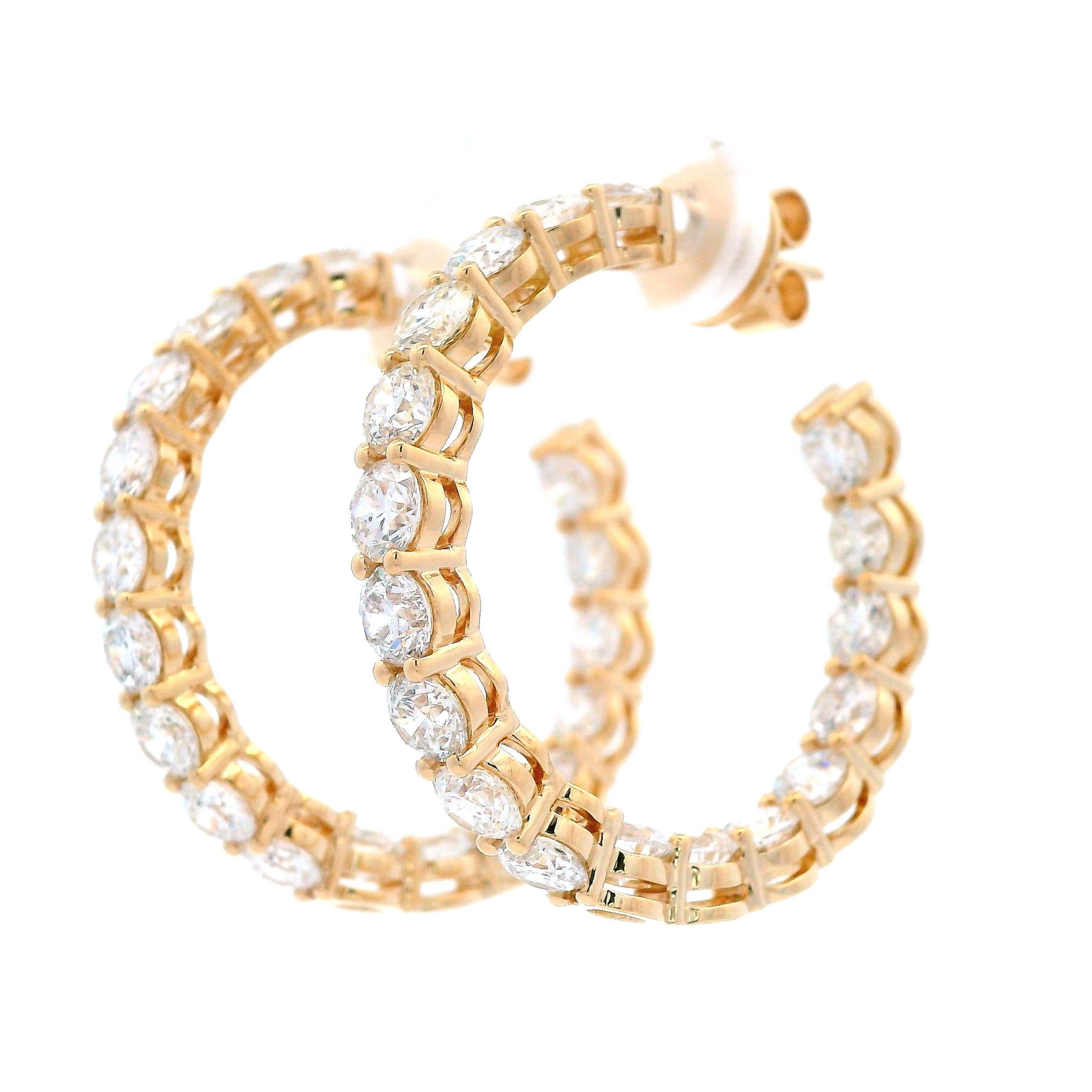 Boucles d'oreilles classiques en diamant rond.
36 diamants ronds de taille brillant, 7,56 carats au total. Couleur F/G et pureté SI. Or jaune 18k, serti à quatre branches, 12,11 grammes.
Sur demande, une évaluation numérique à jour par un GIA G.G.
