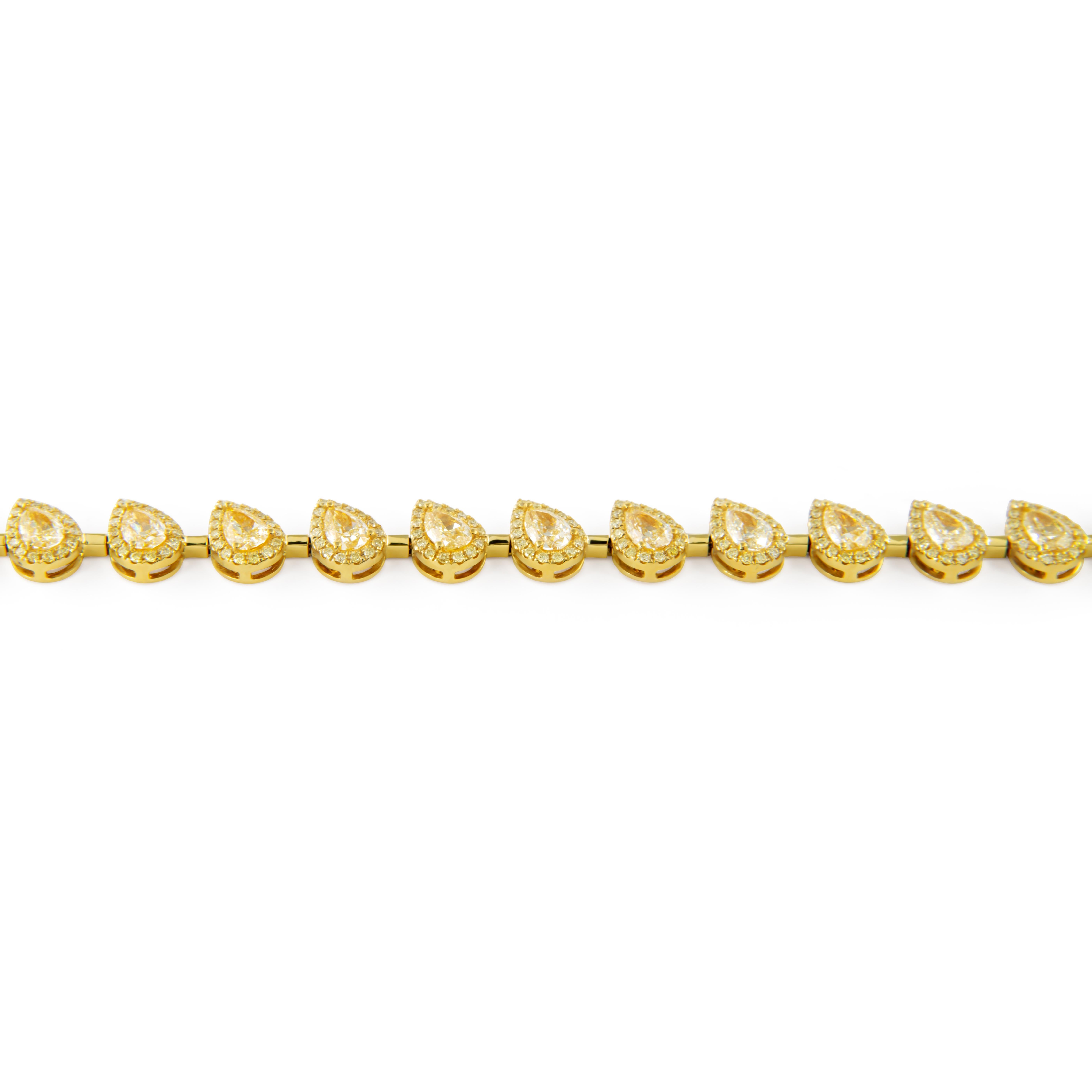 Sensacional pulsera moderna de diamantes amarillos pera naturales. Alta joyería de Alexander Beverly Hills.
7,67 quilates de peso total de diamantes.
20 diamantes amarillos en forma de pera, 6,43 quilates. Aproximadamente grado de color Amarillo