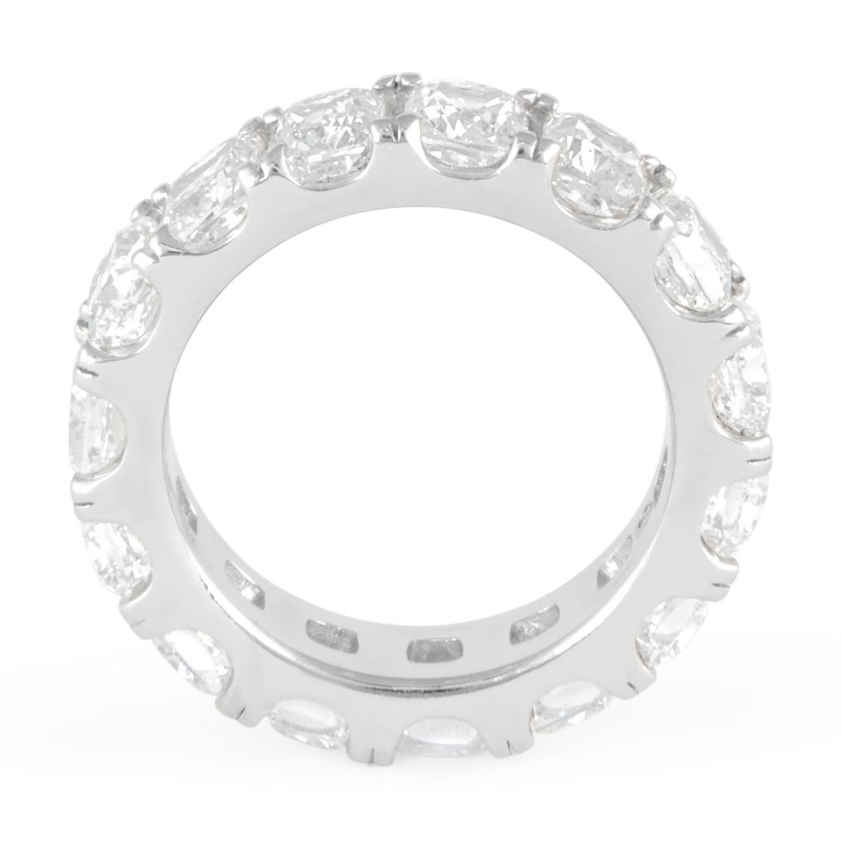 Stupenda fascia per l'eternità con diamante naturale taglio cuscino, di Alexander Beverly Hills.
15 diamanti taglio cuscino, 7,68 carati. Colore G/I e purezza VS2/SI1. Oro bianco 18 carati, 7,96 grammi, misura 6,5.
Su richiesta, una volta
