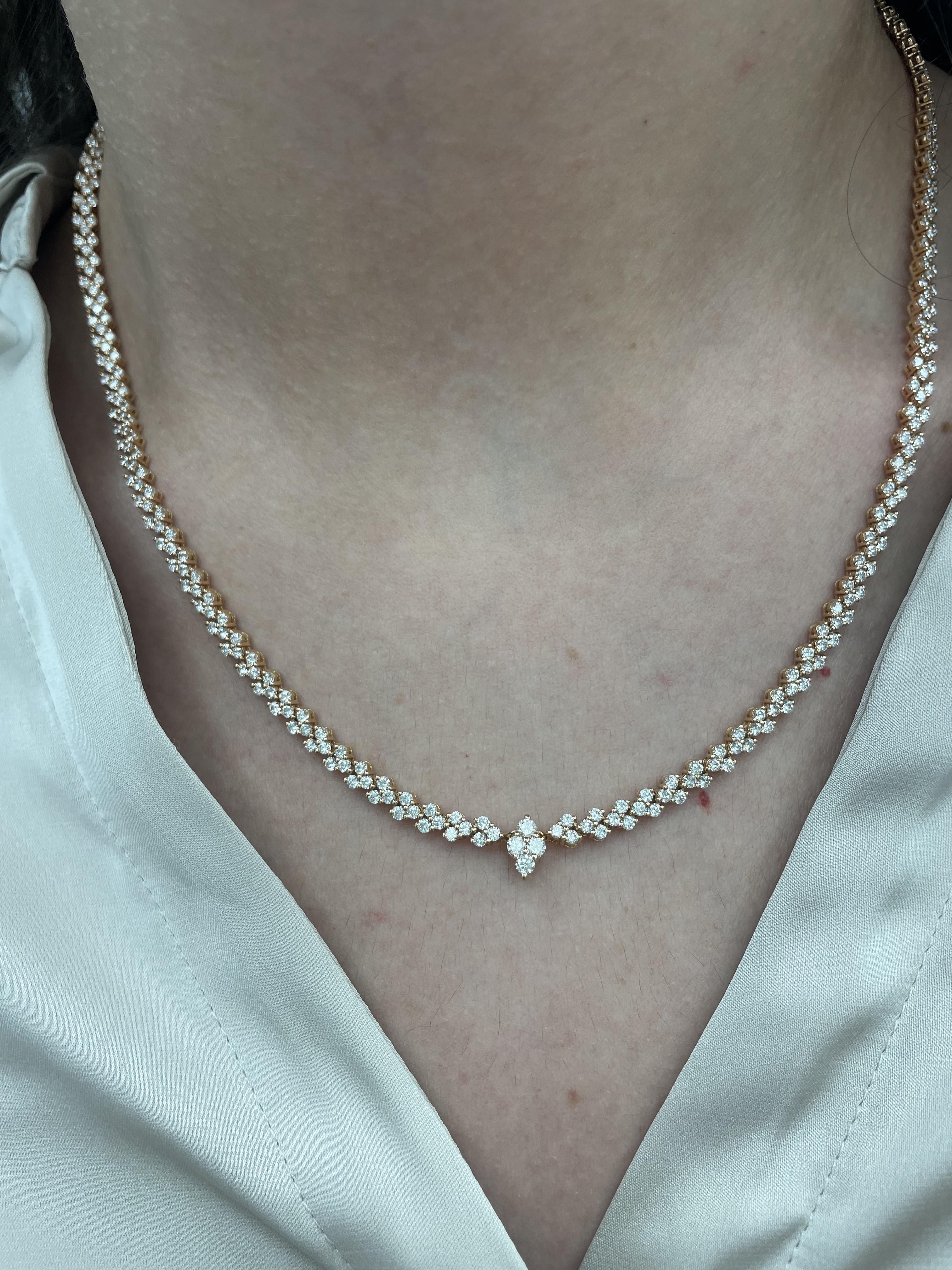 Beautiful diamond necklace with pendant latch hook at the center. Created by Alexander Beverly Hills.
385 round brilliant diamonds, 7.79 carats. Approximately E/F color and SI clarity. 18k rose gold, 23.66 grams, 18in.
Accommodated with an