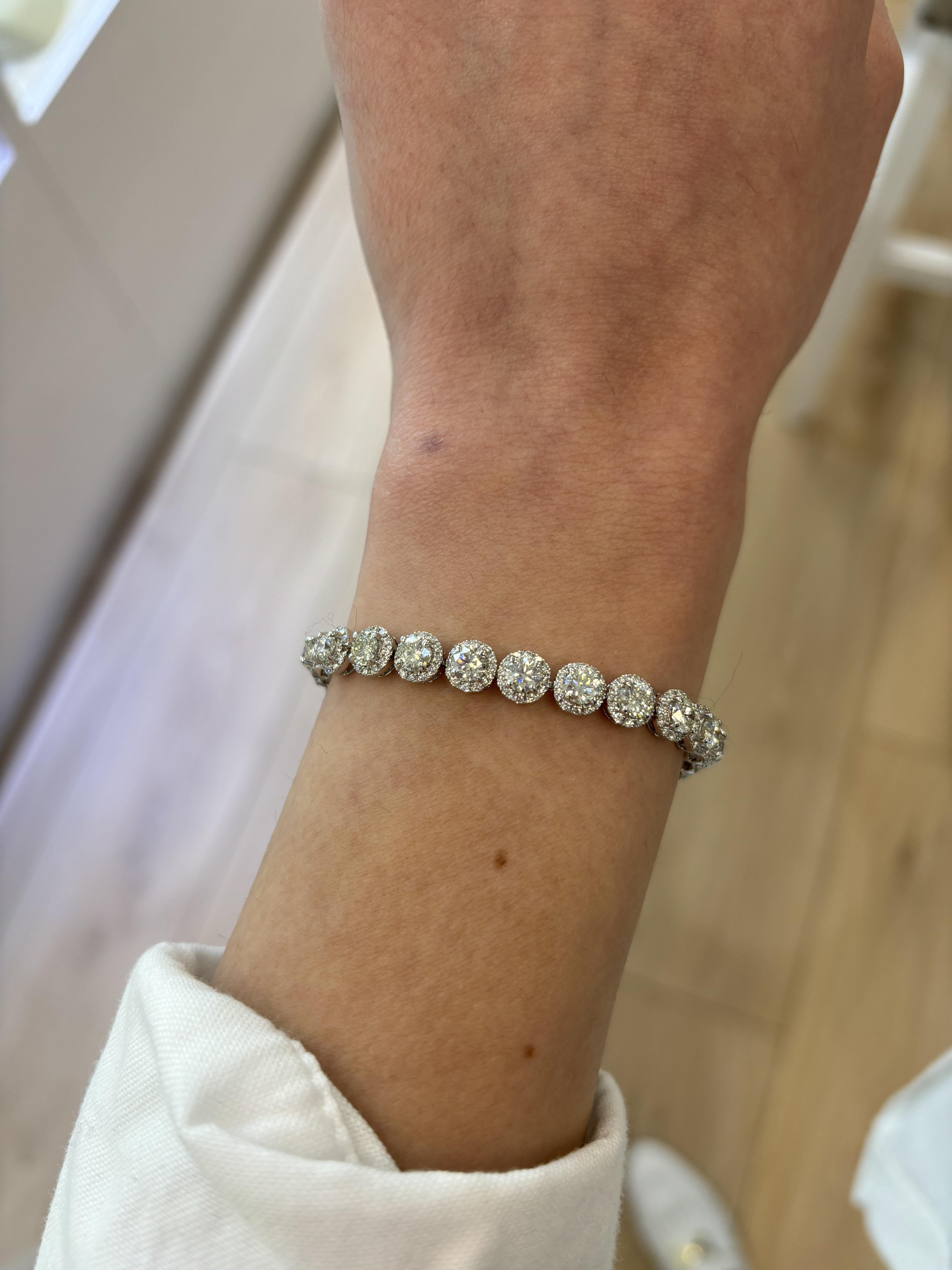 Exquisite und zeitlose Tennis-Halskette aus Naturdiamanten mit Heiligenschein. Hochwertige Schmuckstücke von Alexander Beverly Hills.
28 runde Brillanten in der Mitte, 6,90 Karat, ergänzt durch einen Halo aus runden Diamanten von 2,01 Karat,