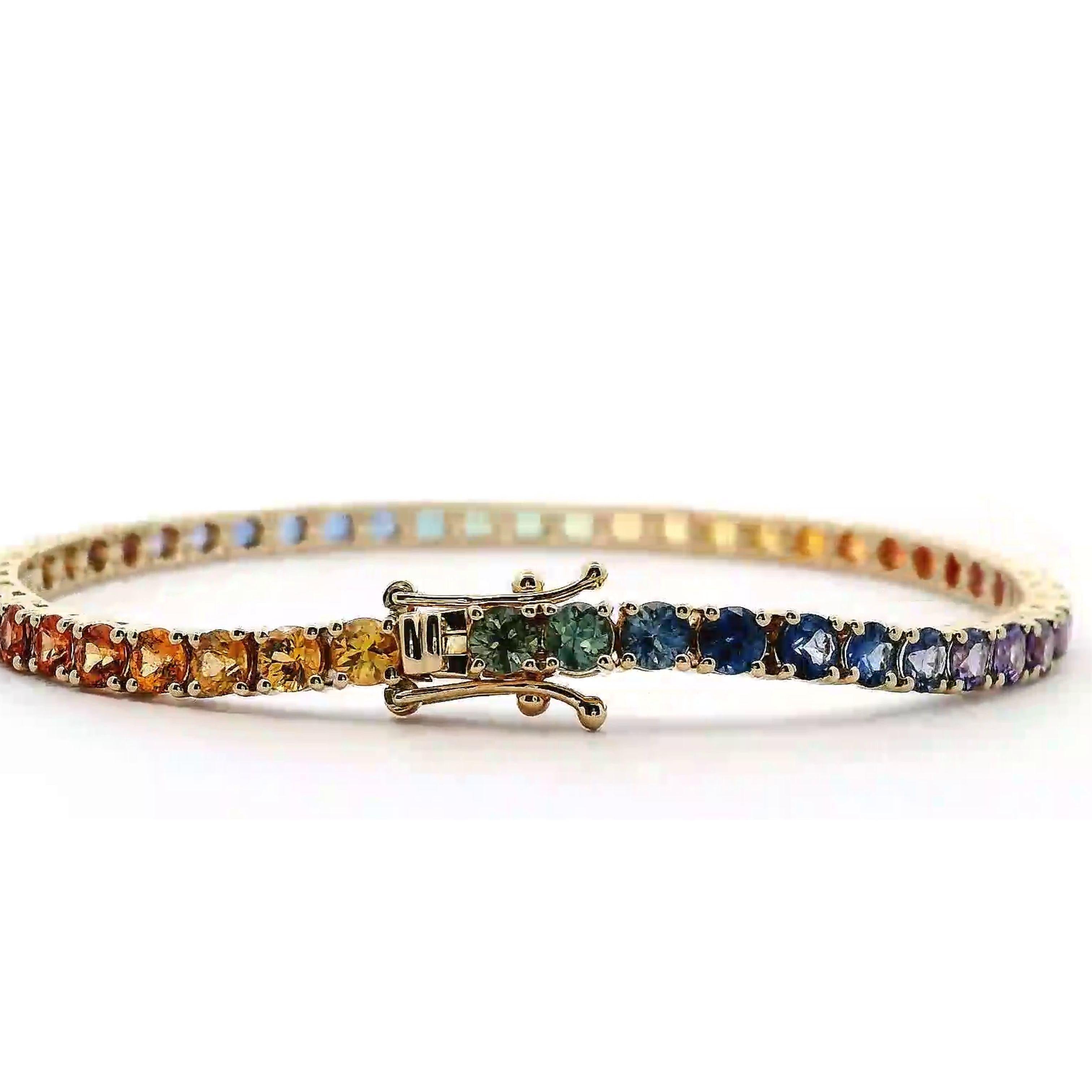 Squisito e perfettamente graduato bracciale tennis con zaffiri multicolore arcobaleno, firmato Alexander Beverly Hills.
50 zaffiri rotondi, per un totale di 8,07 carati. Quattro punte incastonate in oro giallo 14k, 9,94 grammi, 7,25 pollici.
Su