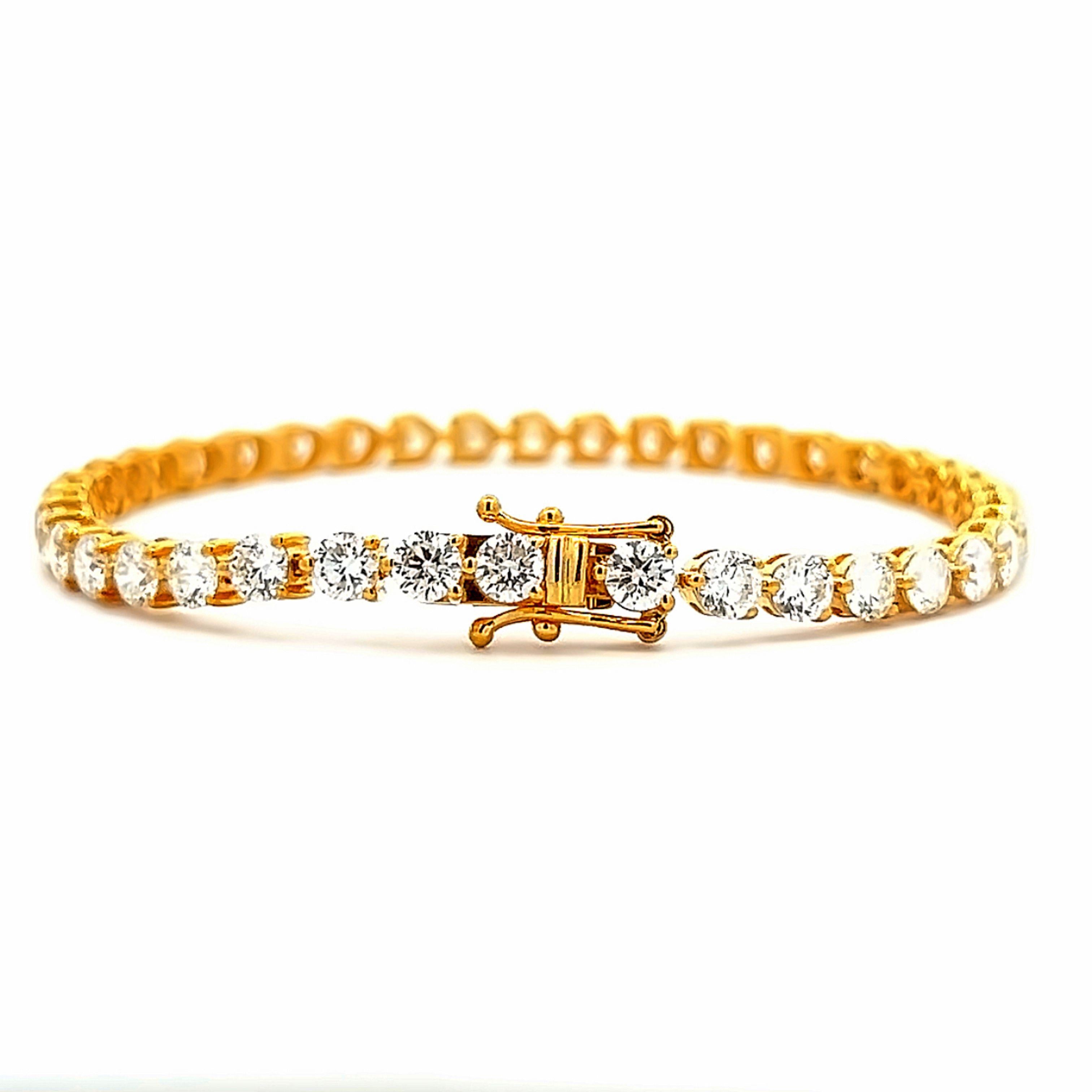 Squisito e intramontabile bracciale tennis con diamanti, firmato Alexander Beverly Hills.
40 diamanti tondi brillanti, per un totale di 8,25 carati. Colore H. H. e purezza VS. Tre punte incastonate in oro giallo 14k, 10,84 grammi, 7 pollici. 
Su