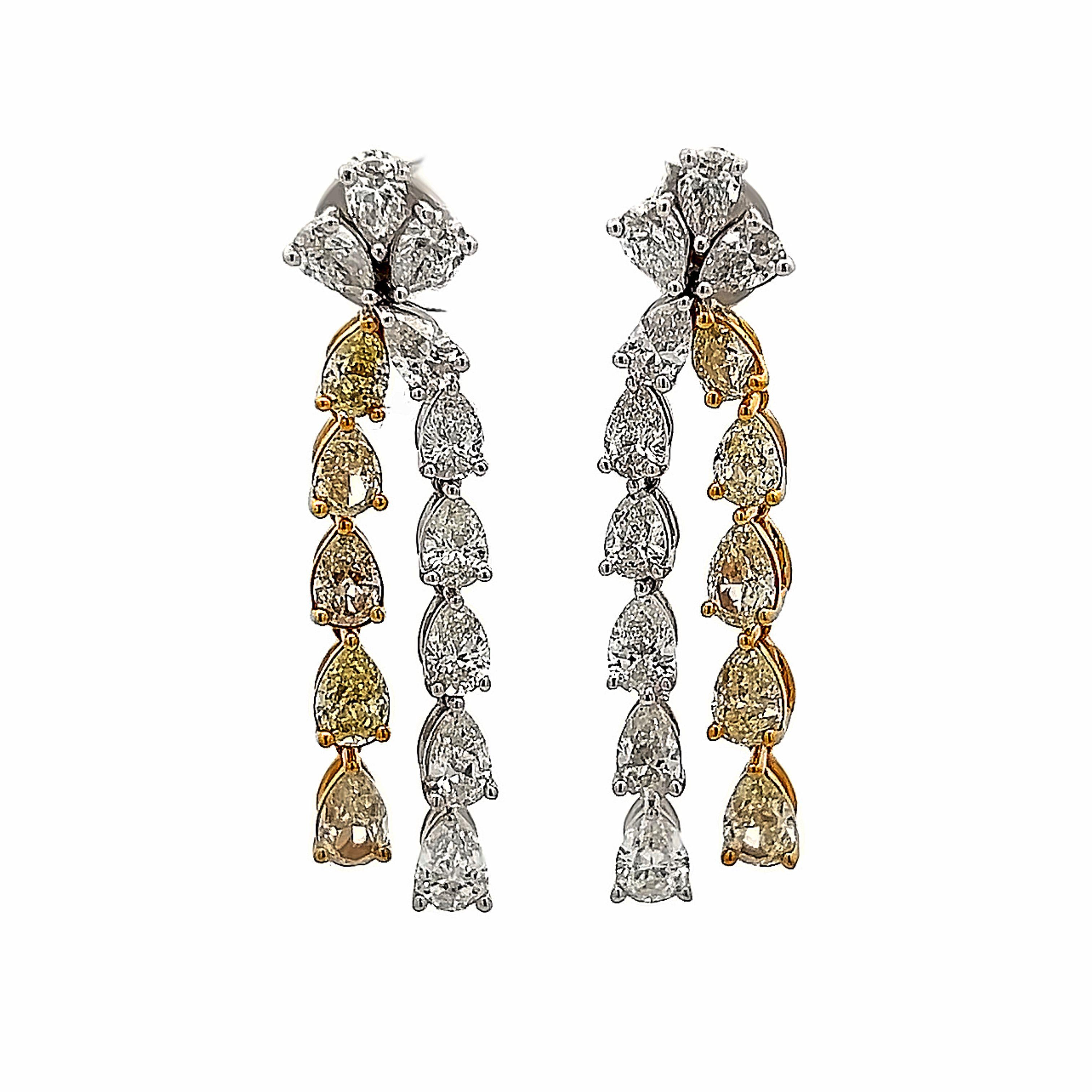 Splendidi orecchini a goccia con diamante giallo fantasia a forma di pera e diamante ovale. Alta gioielleria di Alexander Beverly Hills.
8,43 carati di peso totale di diamanti.
*I diamanti gialli fantasia hanno un aspetto intenso nella montatura.
10