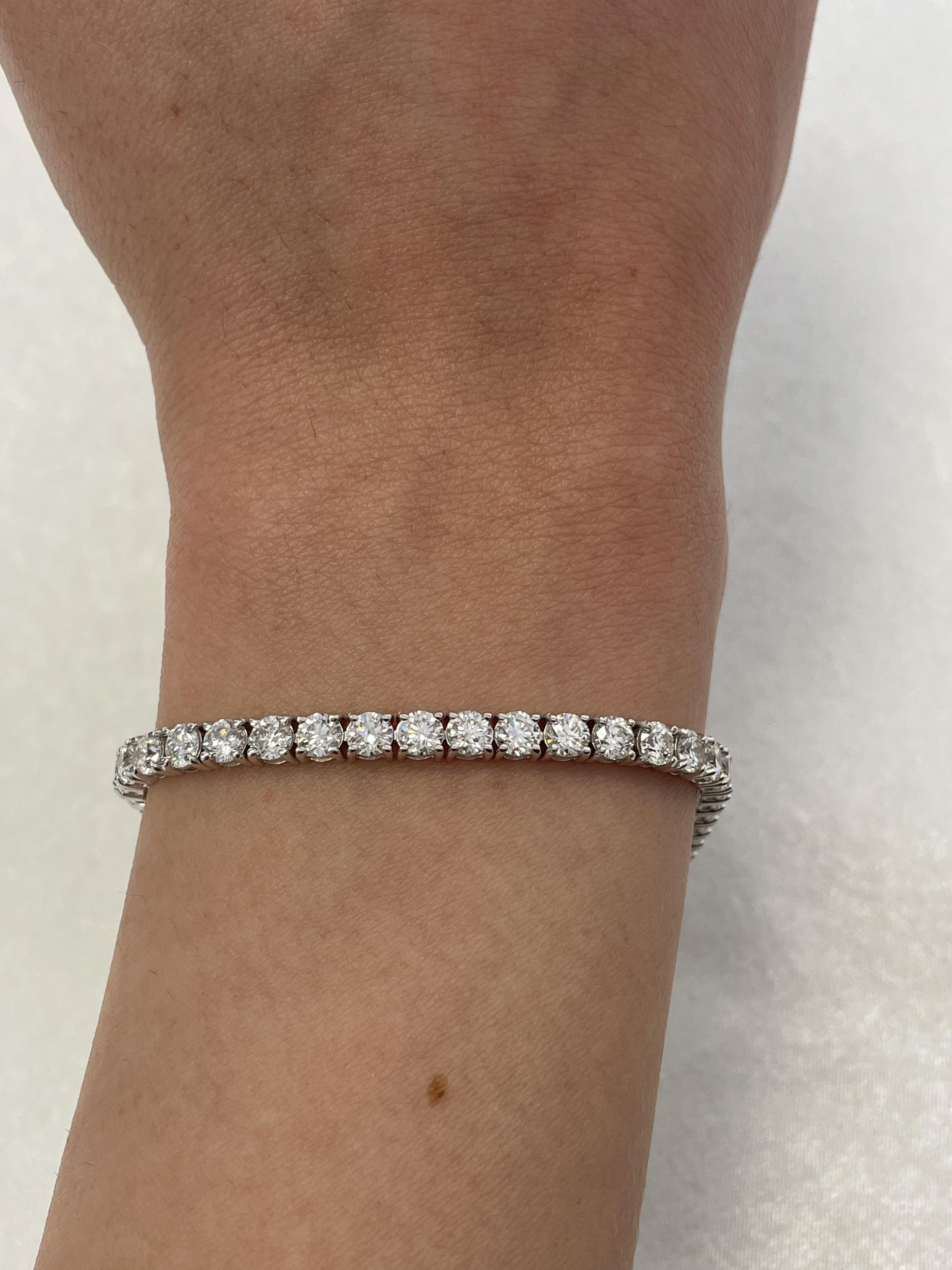 Exquisite and timeless diamonds tennis bracelet, by Alexander Beverly Hills.
45 round brilliant diamonds, 8.56 carats. Approximately D-F color and VS1/VS2 clarity. Four prong set in 14-karat white gold, 9.98 grams, 7 inches.
Accommodated with an