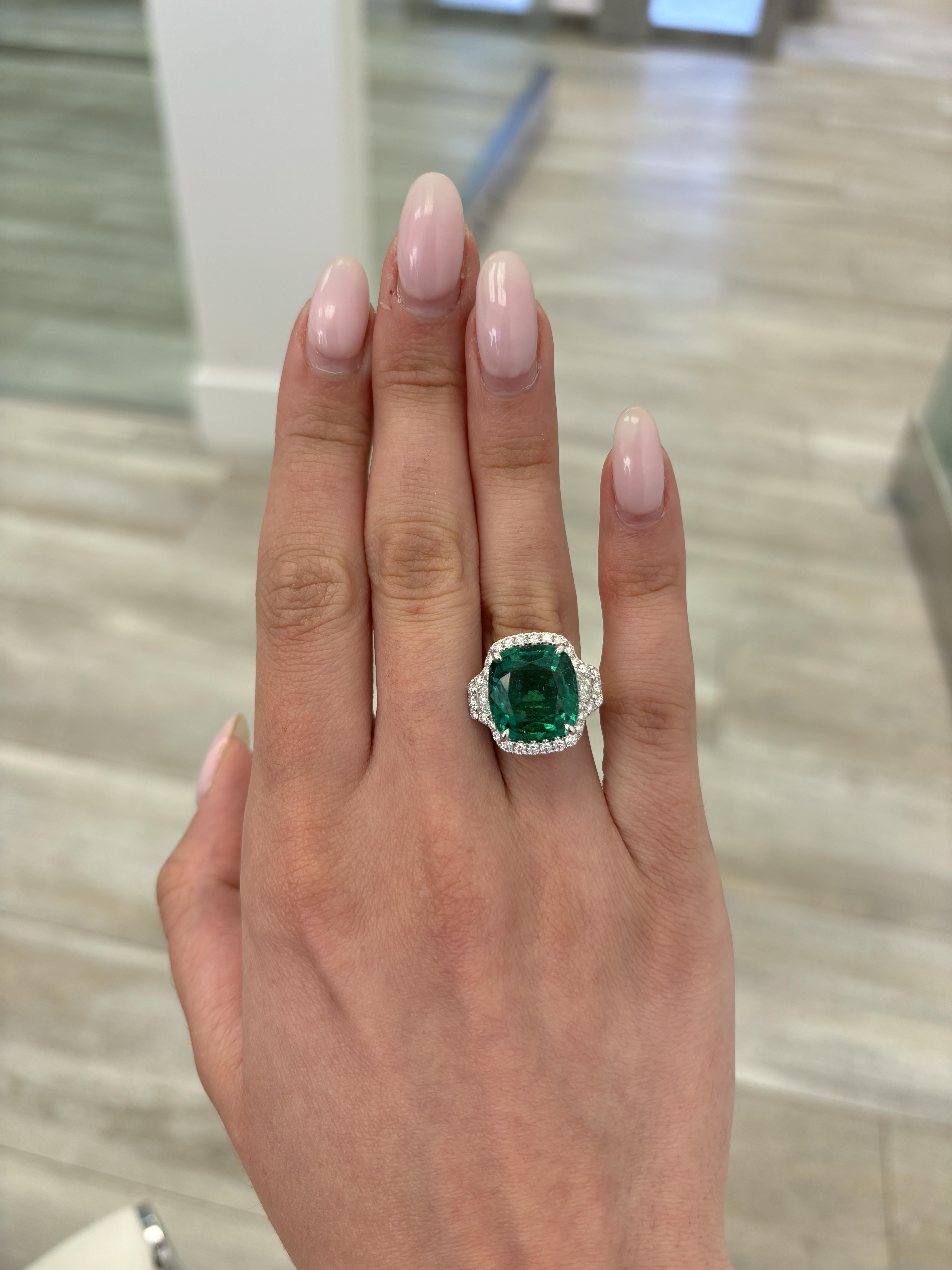 Atemberaubende vivd grünen Smaragd von hervorragender Farbe mit Diamant drei Stein Halo Ring, GIA zertifiziert. Hochwertige Schmuckstücke von Alexander Beverly Hills.
9.85 Karat Gesamtgewicht der Edelsteine.
8,58 Karat ovaler Smaragd,