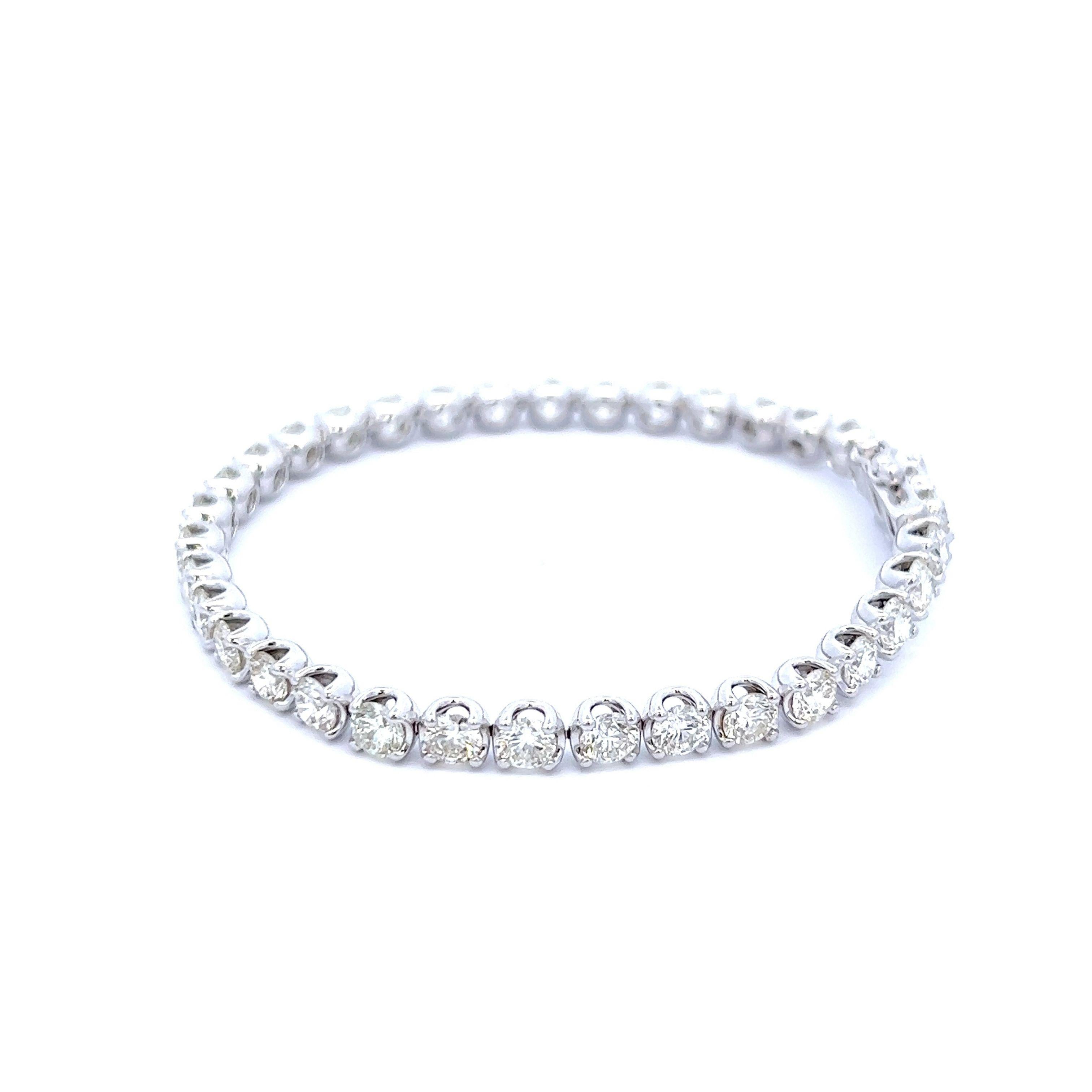 Exquisite and timeless diamonds tennis bracelet, by Alexander Beverly Hills.
35 round brilliant diamonds, 9.20 carats. Approximately G/H color and VS clarity. Four prong set in 18k white gold, 15.52 grams, 7 inches.
Accommodated with an up-to-date