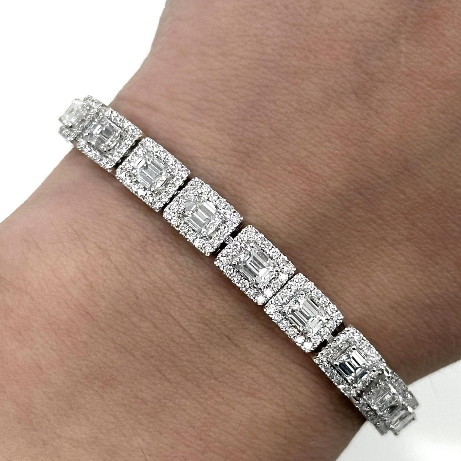 Superbe bracelet de tennis moderne est-ouest en diamant naturel taille émeraude avec halo. Haute joaillerie par Alexander Beverly Hills.
Poids total des diamants : 9,49 carats.
23 diamants de taille émeraude, 6,99 carats. Couleur E/F et pureté VS.