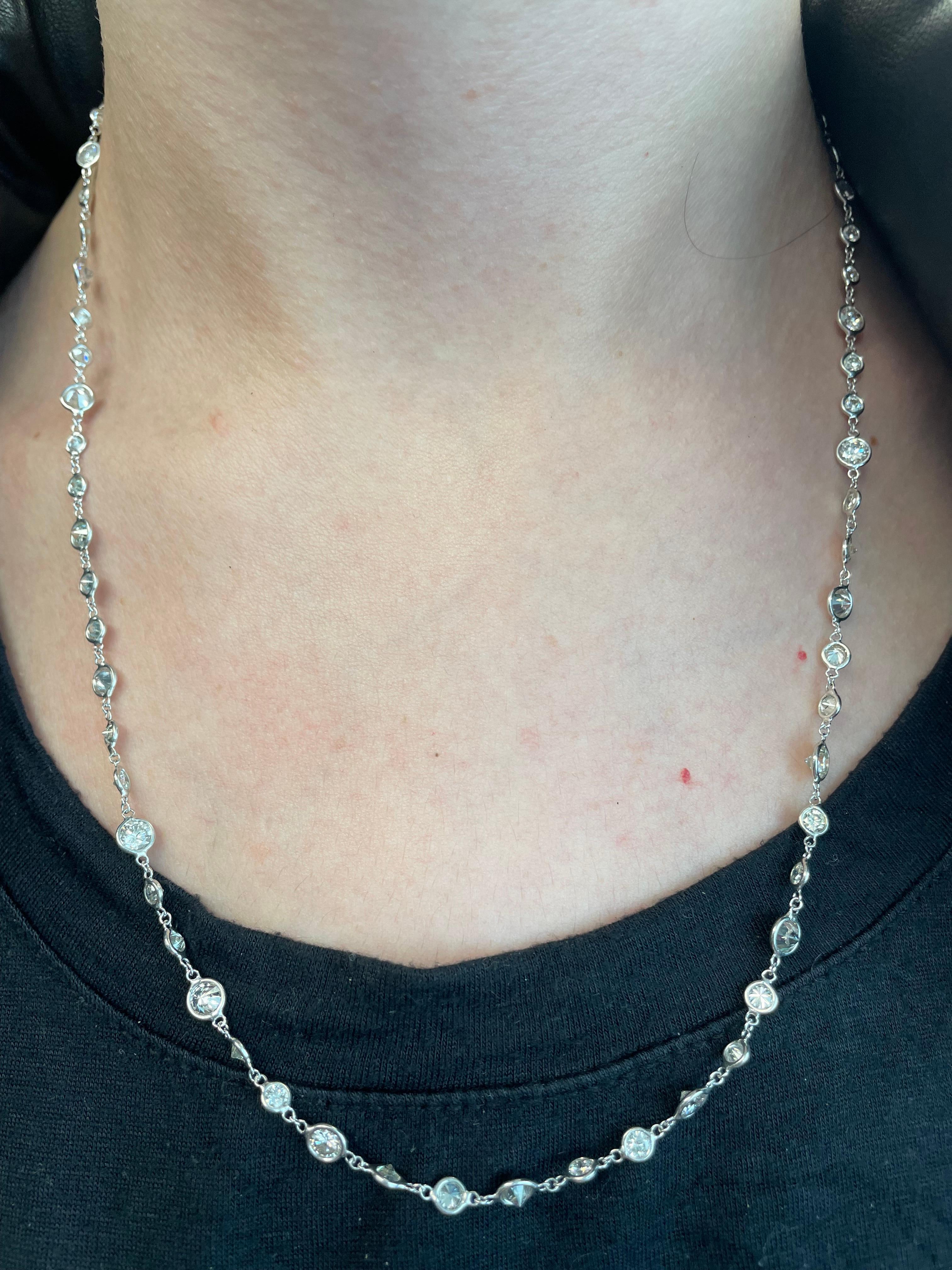 Squisita collana di diamanti tondi brillanti naturali da un metro. Di Alexander Beverly Hills.
68 diamanti tondi taglio brillante, per un totale di 9,69 carati. Colore G/H e purezza SI. Lunetta incastonata in oro bianco 18 carati, 20,5 pollici. 
Su